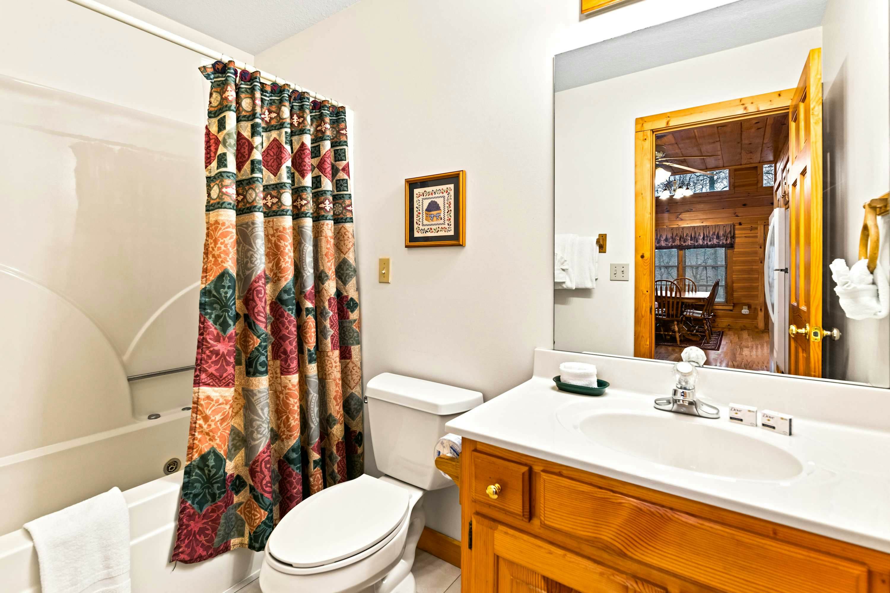 Cabin with Free Attraction Tickets, hot tub & catch-and-release fishing pond