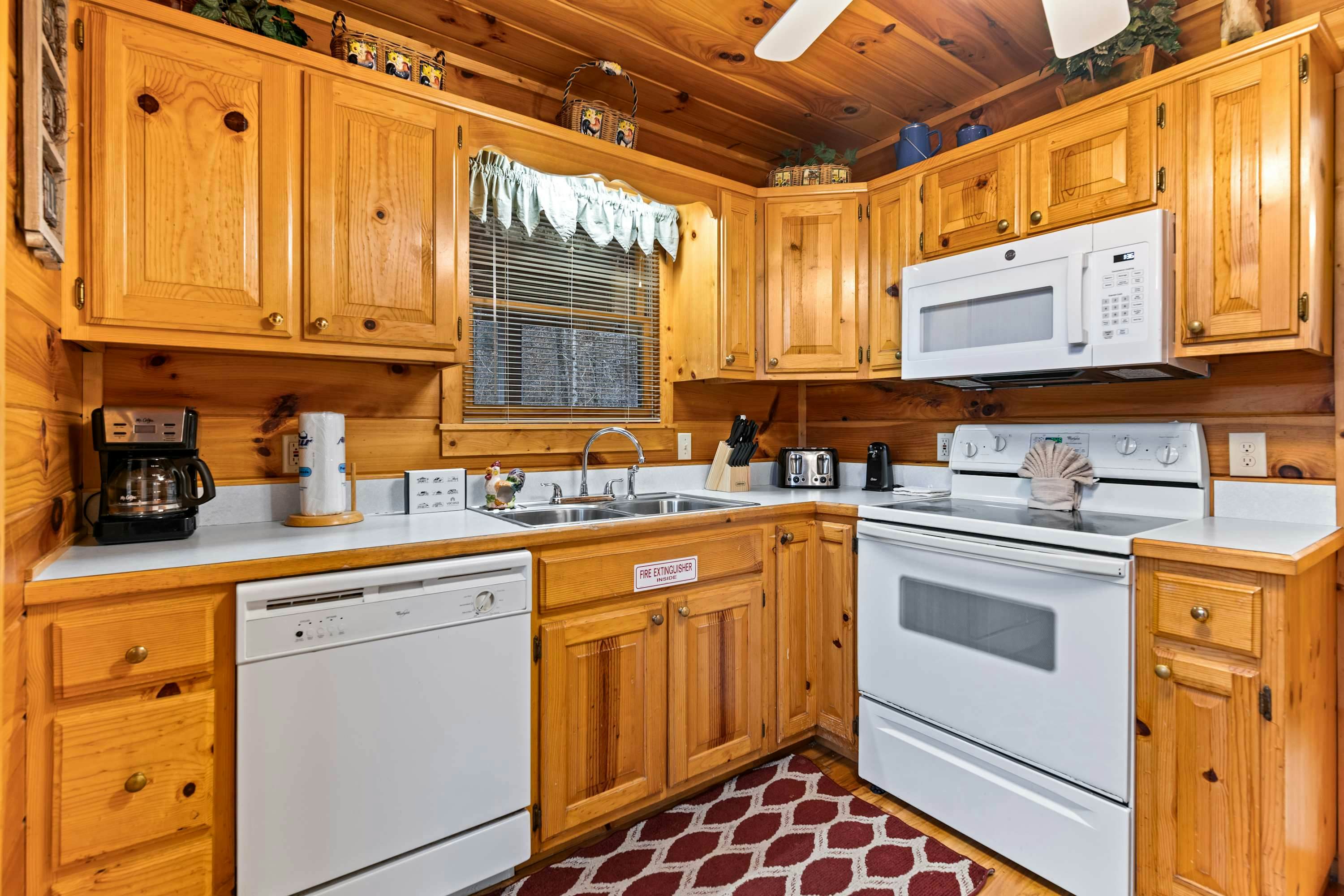 Cabin with Free Attraction Tickets, hot tub & catch-and-release fishing pond