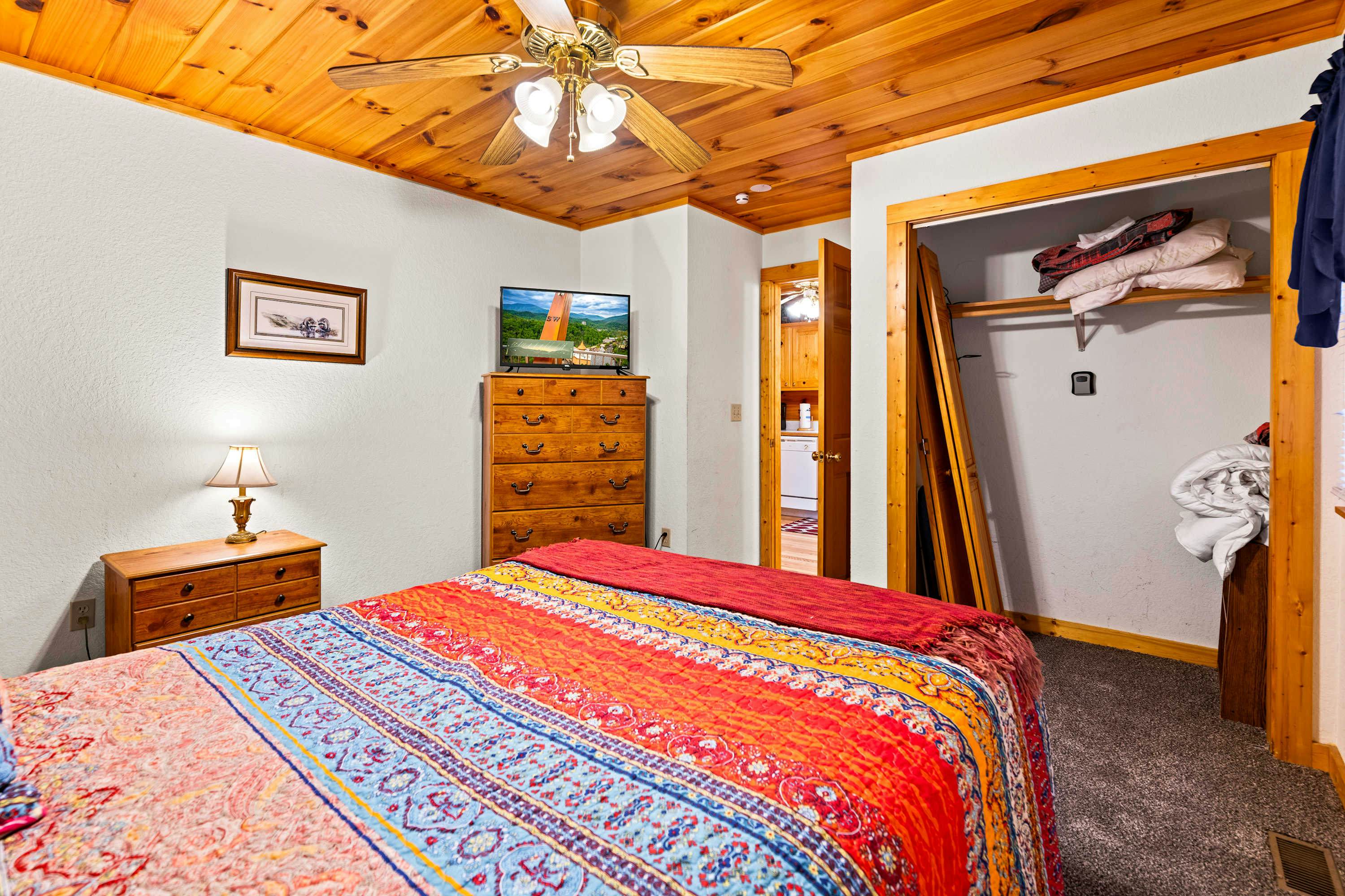 Cabin with Free Attraction Tickets, hot tub & catch-and-release fishing pond