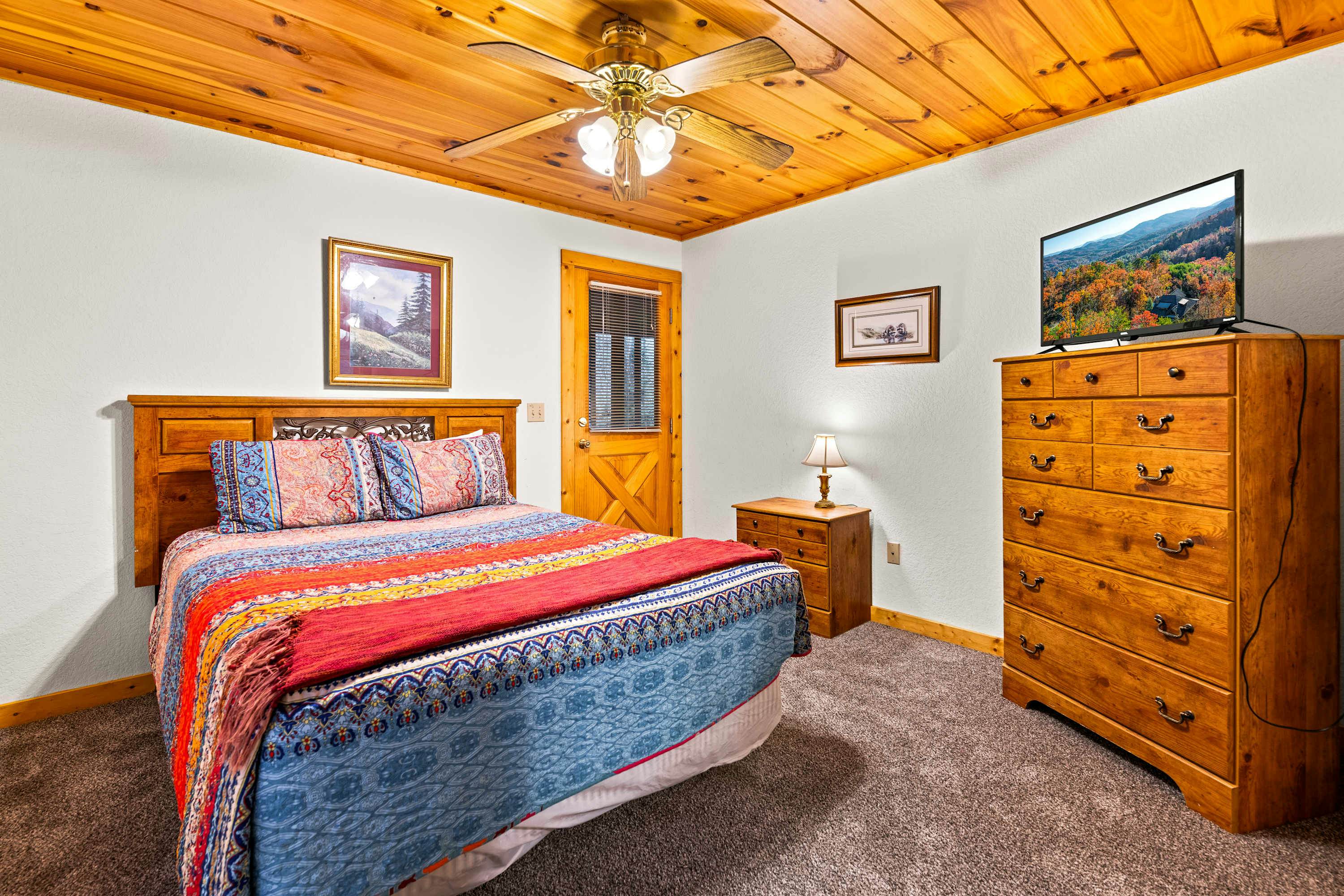 Cabin with Free Attraction Tickets, hot tub & catch-and-release fishing pond