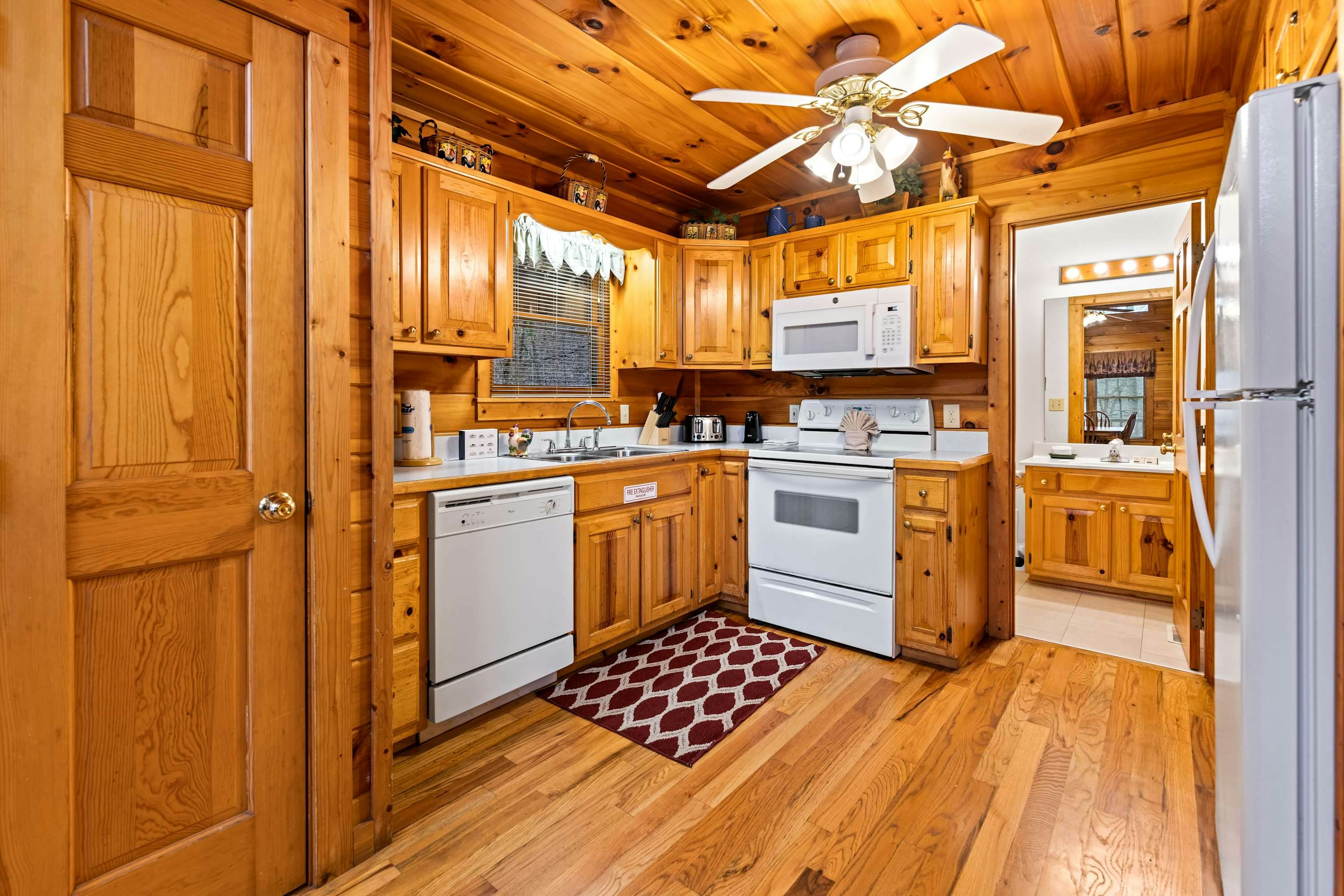 Cabin with Free Attraction Tickets, hot tub & catch-and-release fishing pond