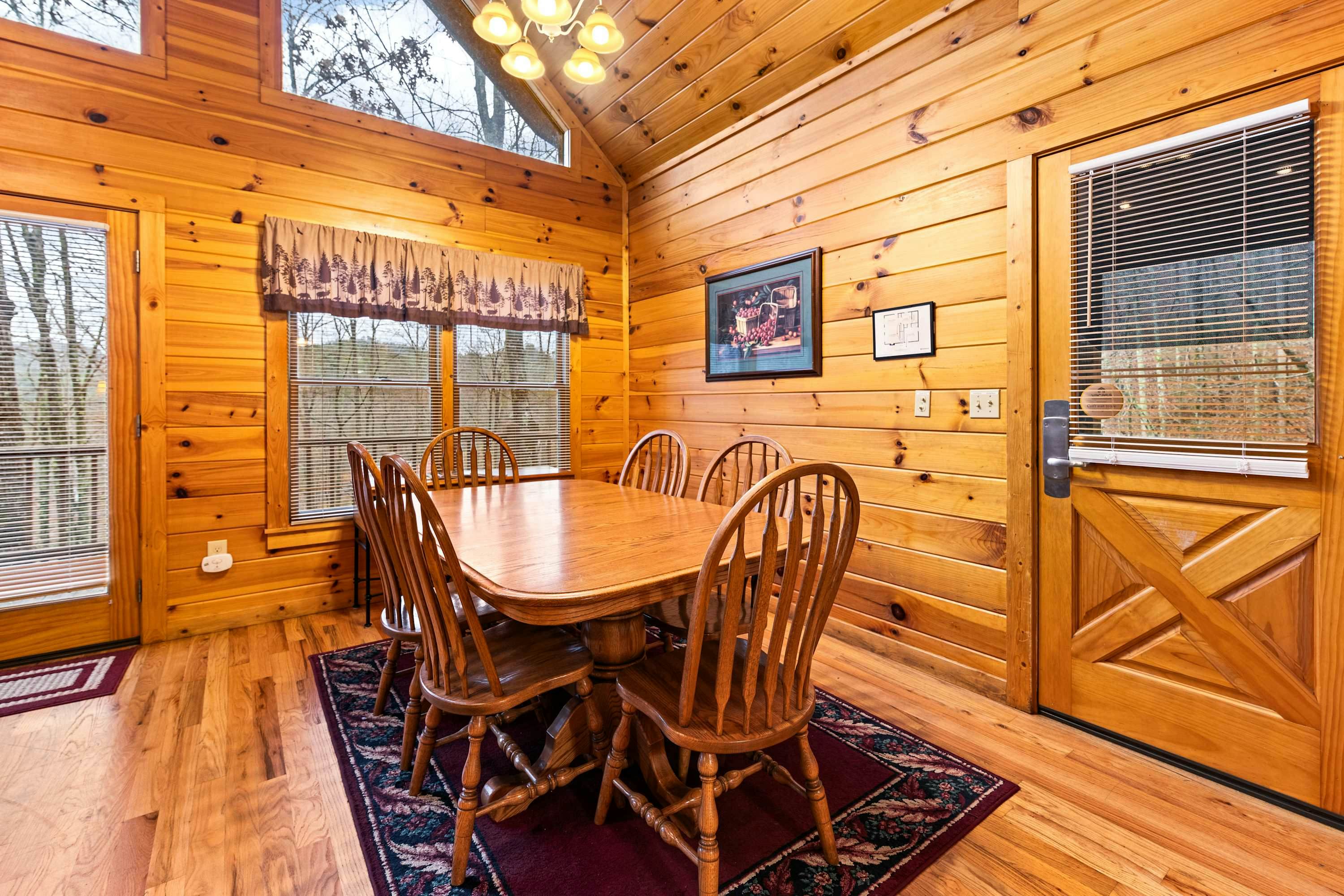 Cabin with Free Attraction Tickets, hot tub & catch-and-release fishing pond