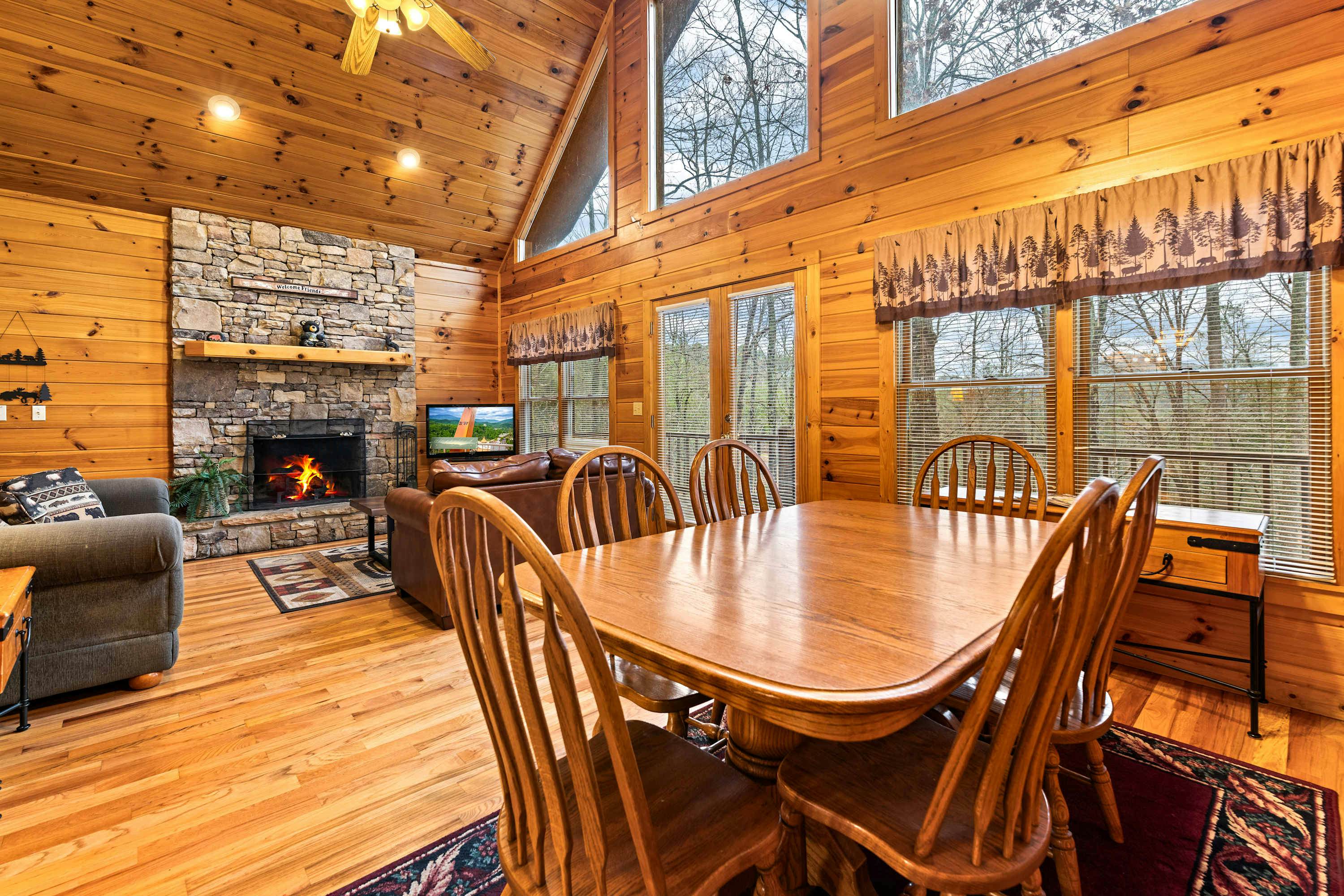 Cabin with Free Attraction Tickets, hot tub & catch-and-release fishing pond