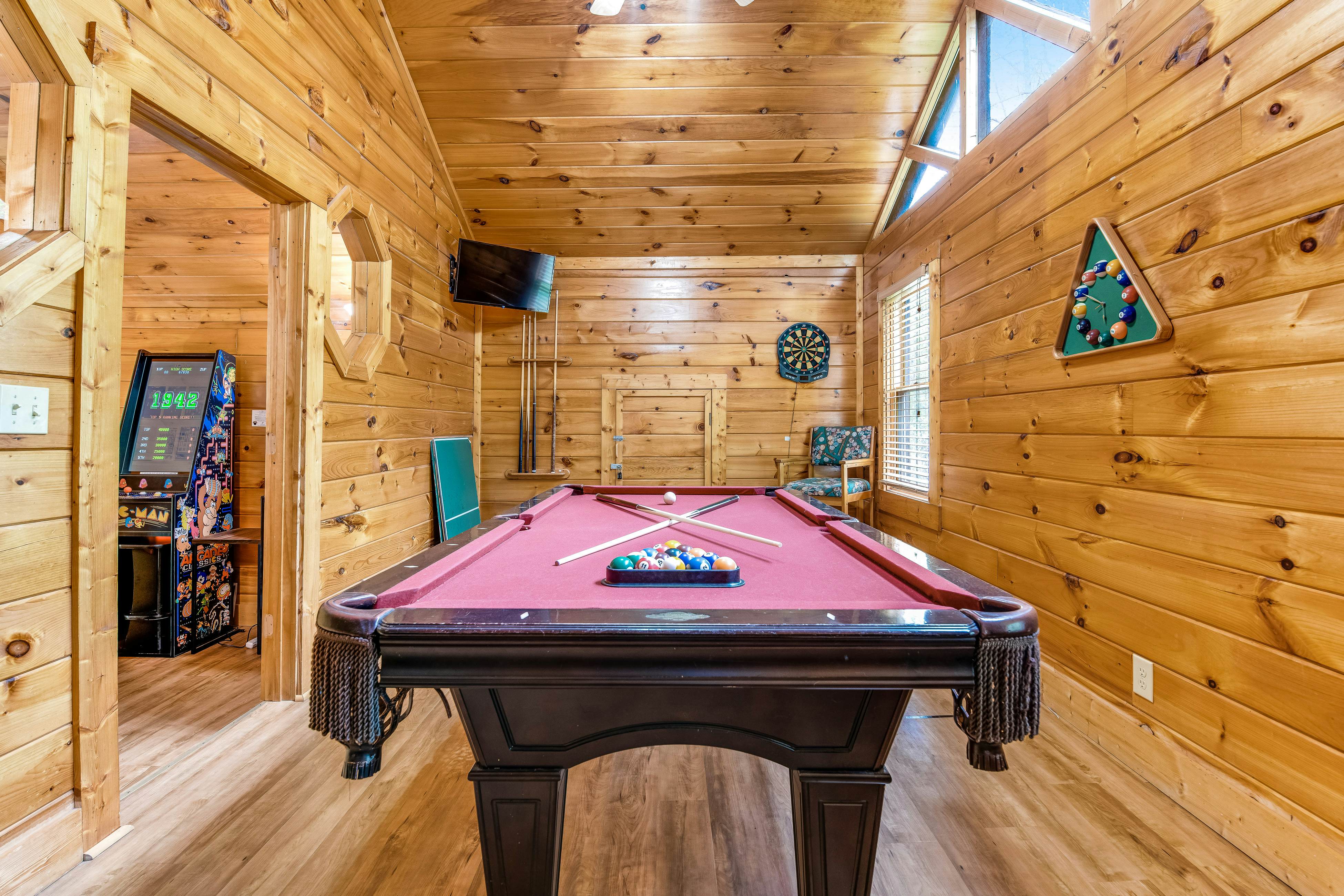 Log Cabin w/Hot Tub, Home Theater, Foosball/Pool Tables +Free Attraction Tickets