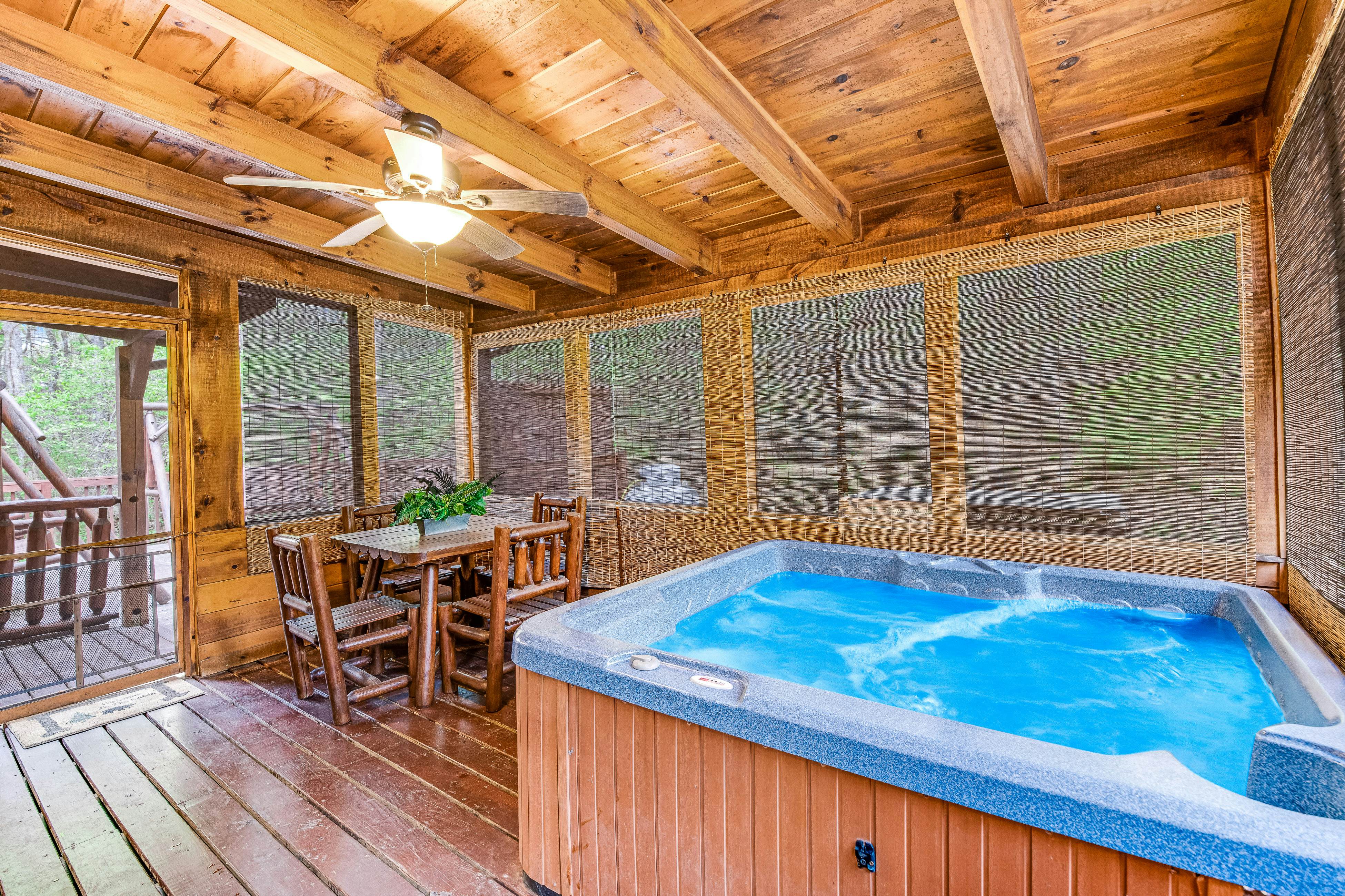 Log Cabin w/Hot Tub, Home Theater, Foosball/Pool Tables +Free Attraction Tickets