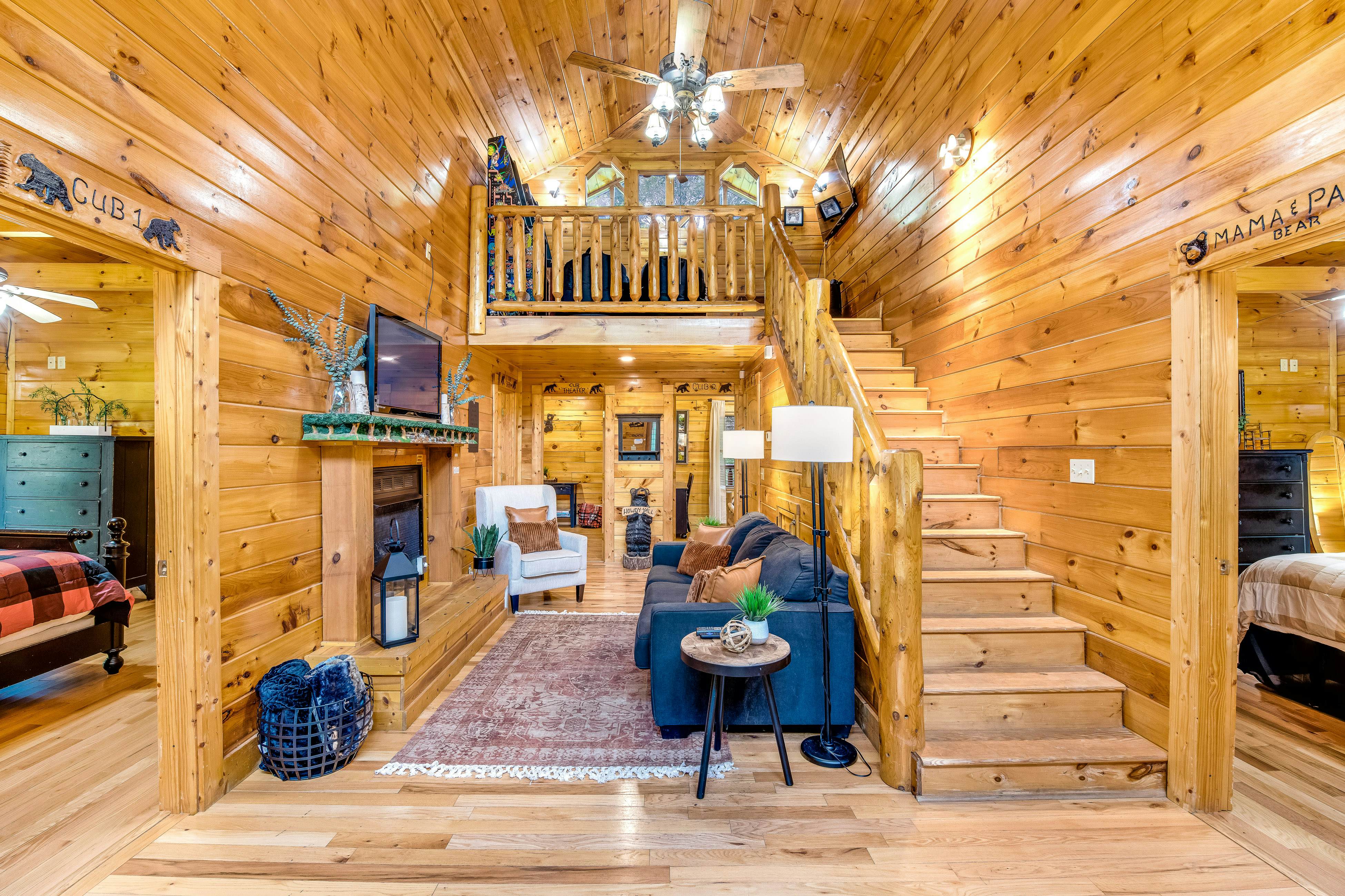 Log Cabin w/Hot Tub, Home Theater, Foosball/Pool Tables +Free Attraction Tickets