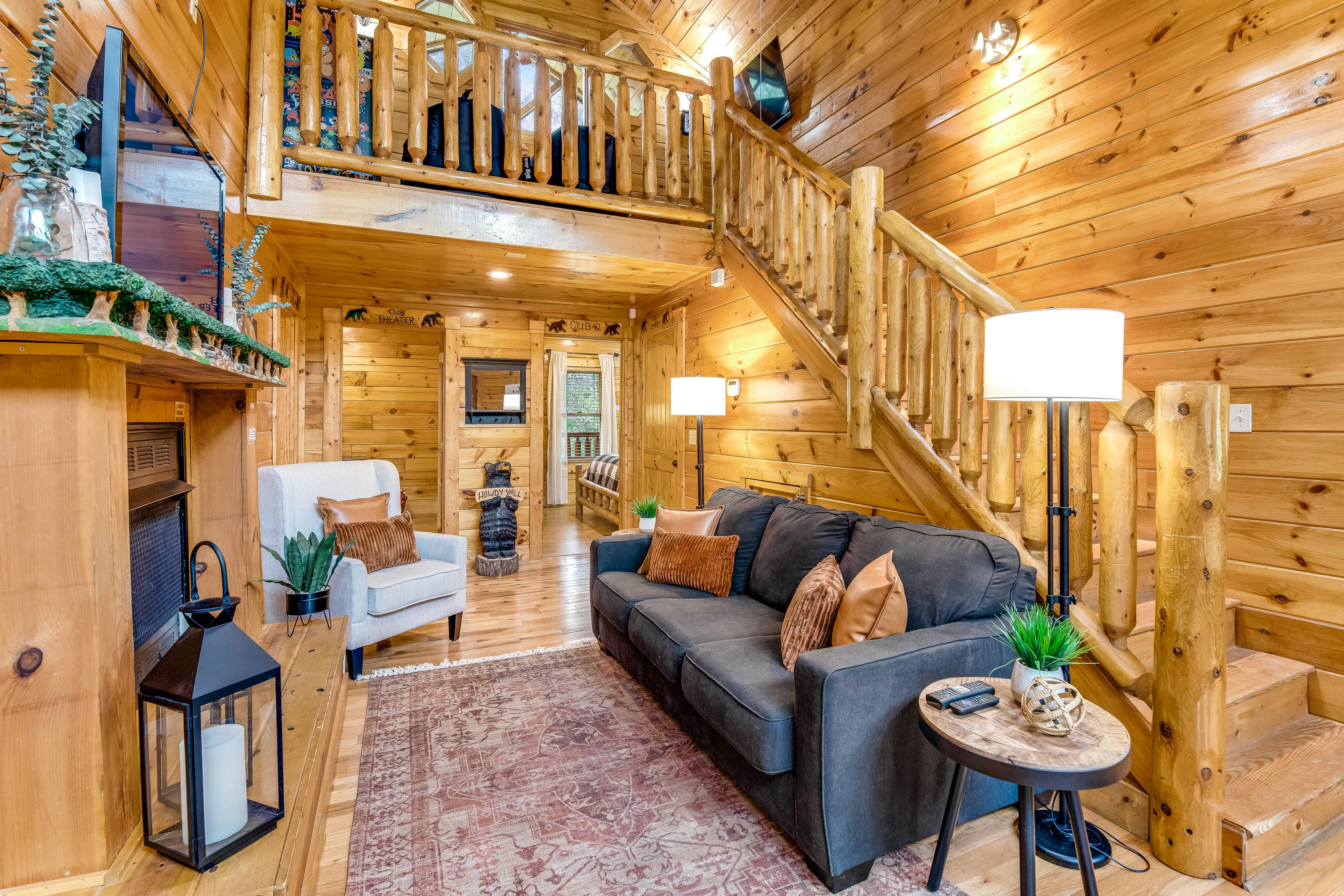 Log Cabin w/Hot Tub, Home Theater, Foosball/Pool Tables +Free Attraction Tickets