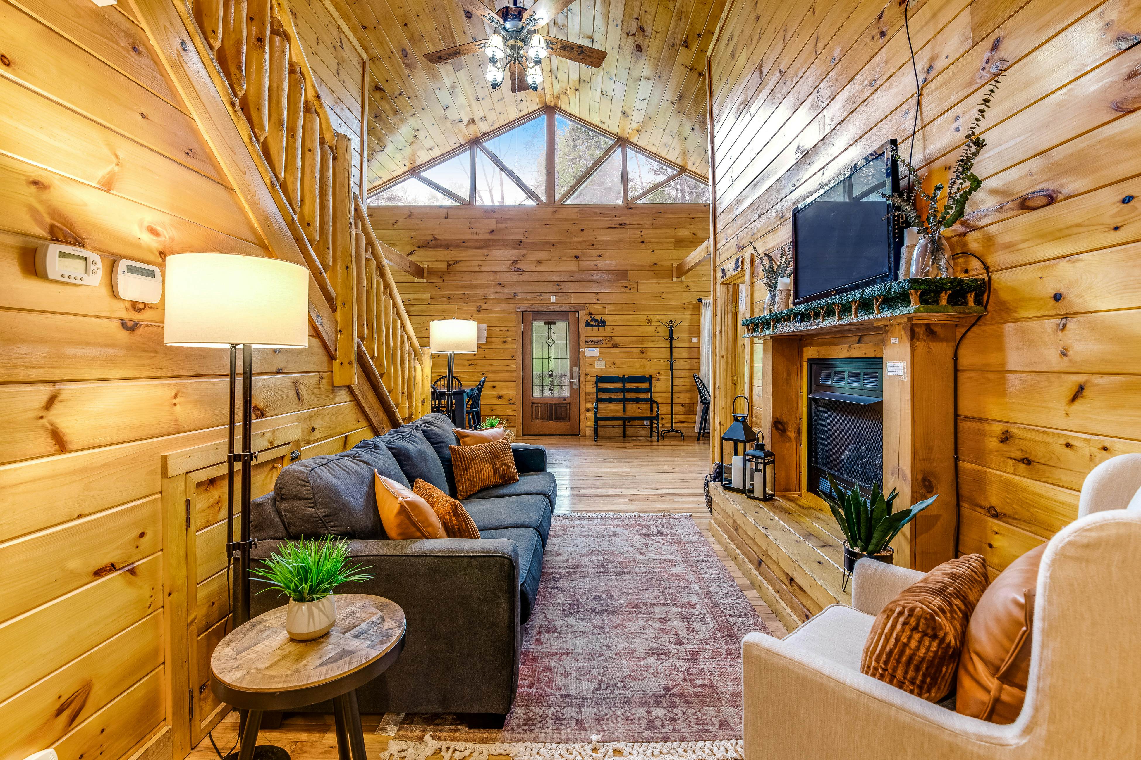 Log Cabin w/Hot Tub, Home Theater, Foosball/Pool Tables +Free Attraction Tickets