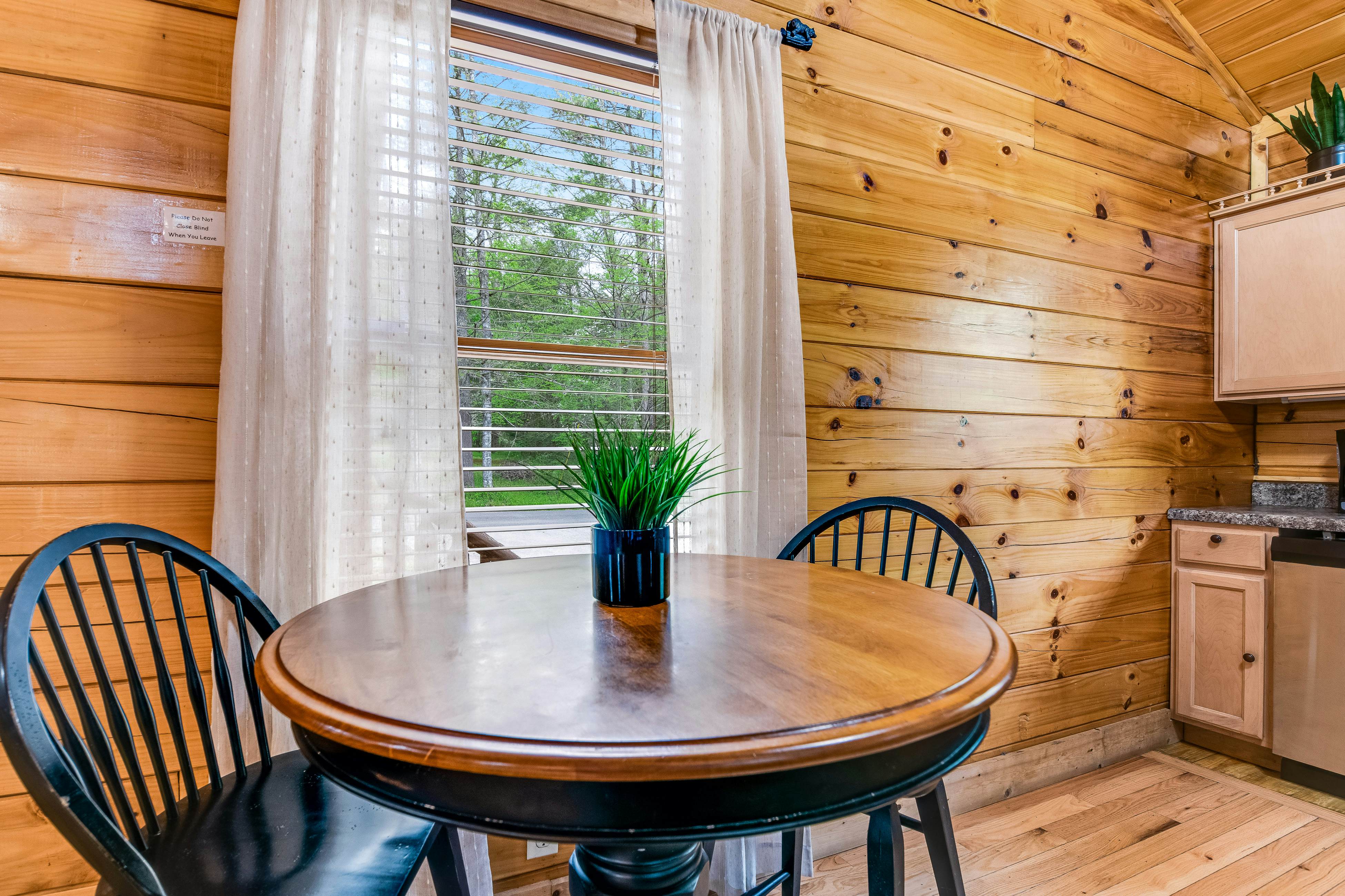 Log Cabin w/Hot Tub, Home Theater, Foosball/Pool Tables +Free Attraction Tickets