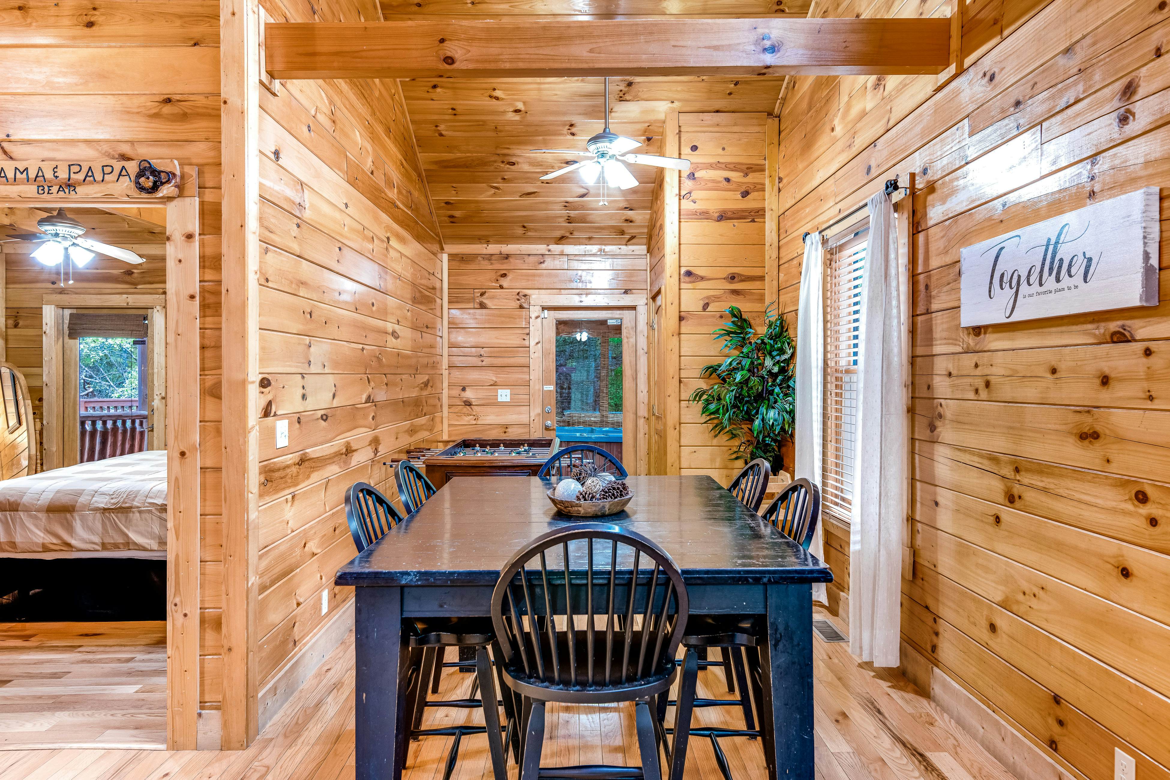 Log Cabin w/Hot Tub, Home Theater, Foosball/Pool Tables +Free Attraction Tickets