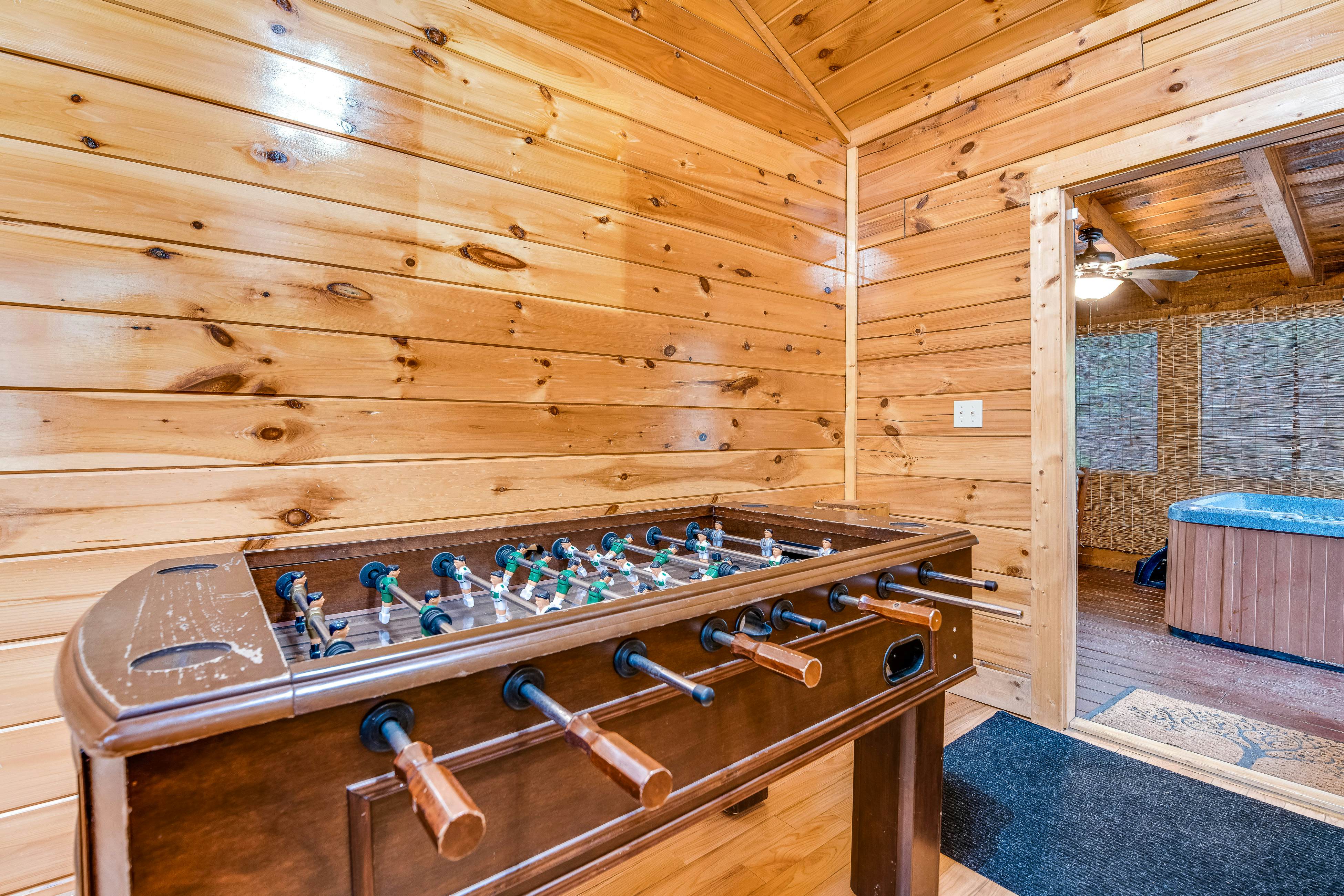 Log Cabin w/Hot Tub, Home Theater, Foosball/Pool Tables +Free Attraction Tickets