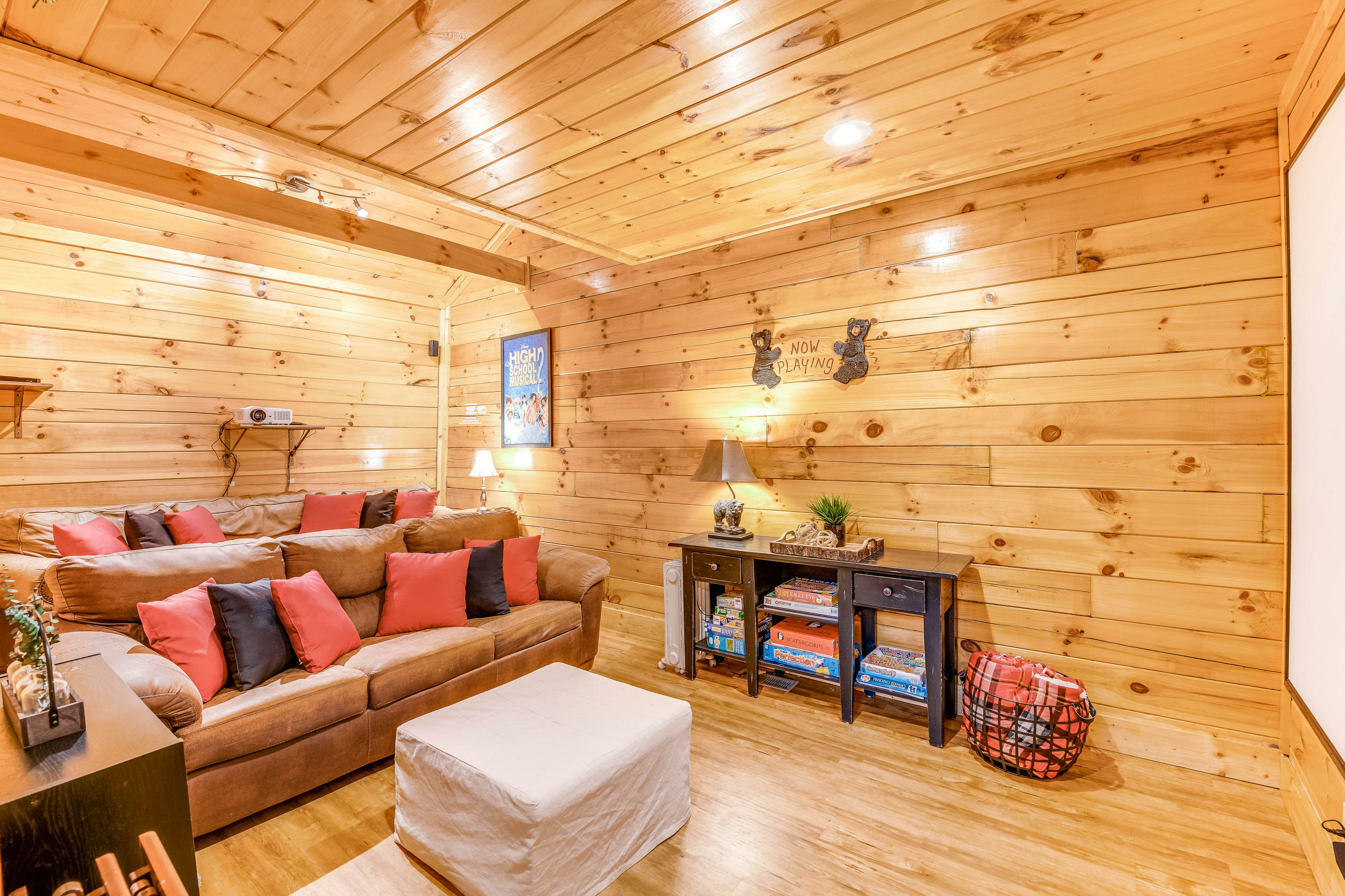 Log Cabin w/Hot Tub, Home Theater, Foosball/Pool Tables +Free Attraction Tickets