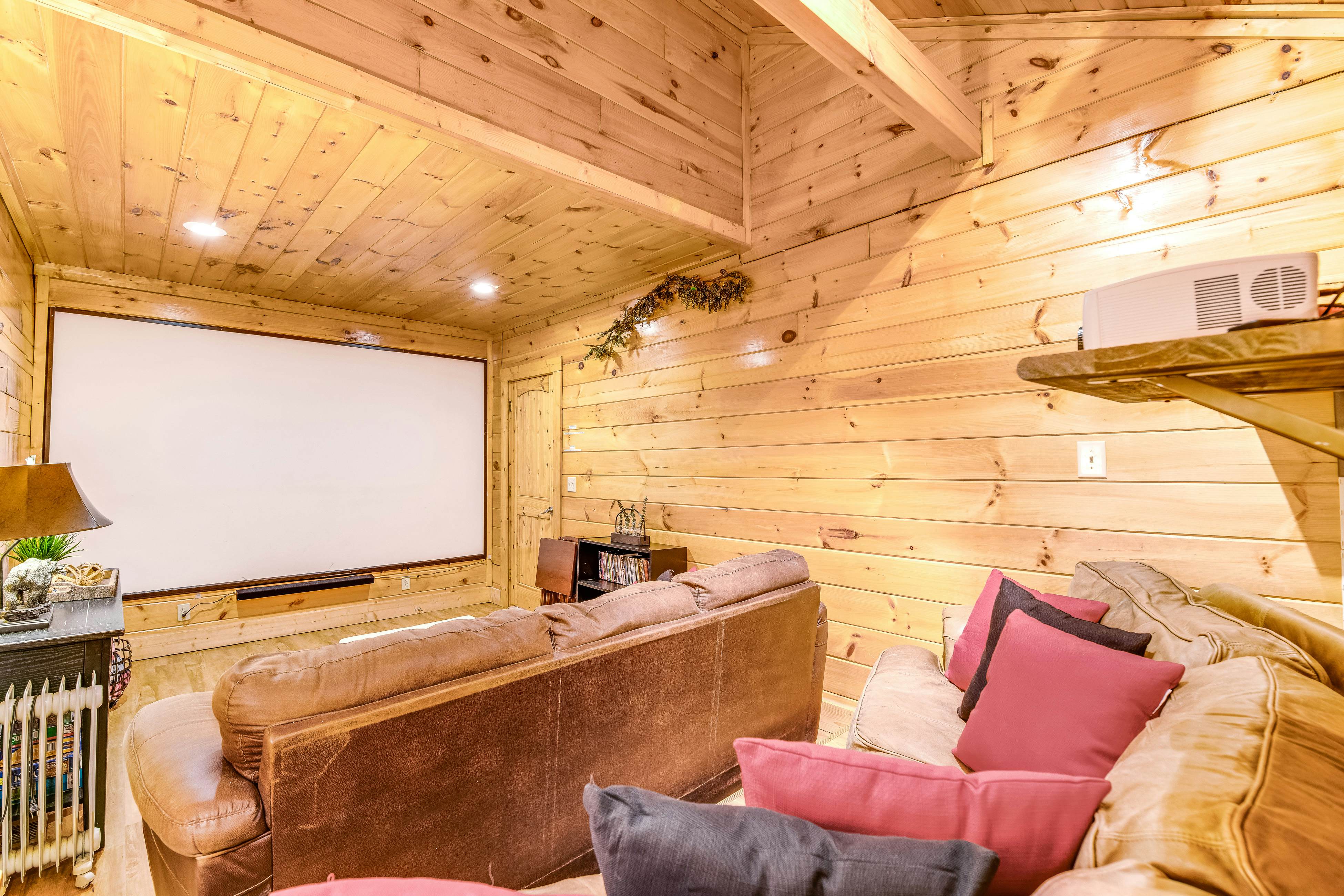 Log Cabin w/Hot Tub, Home Theater, Foosball/Pool Tables +Free Attraction Tickets