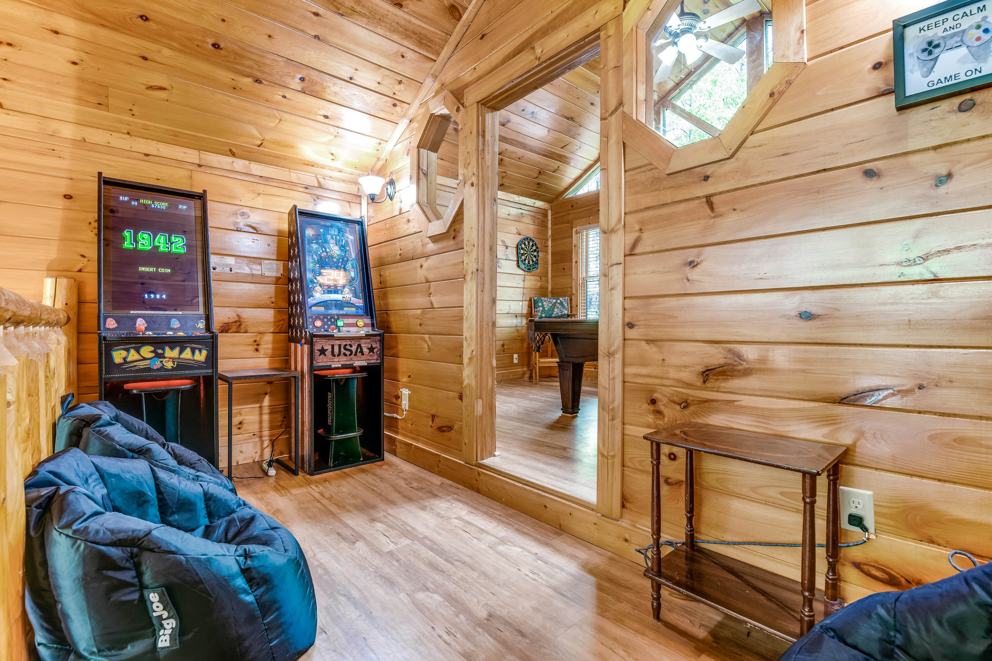 Log Cabin w/Hot Tub, Home Theater, Foosball/Pool Tables +Free Attraction Tickets