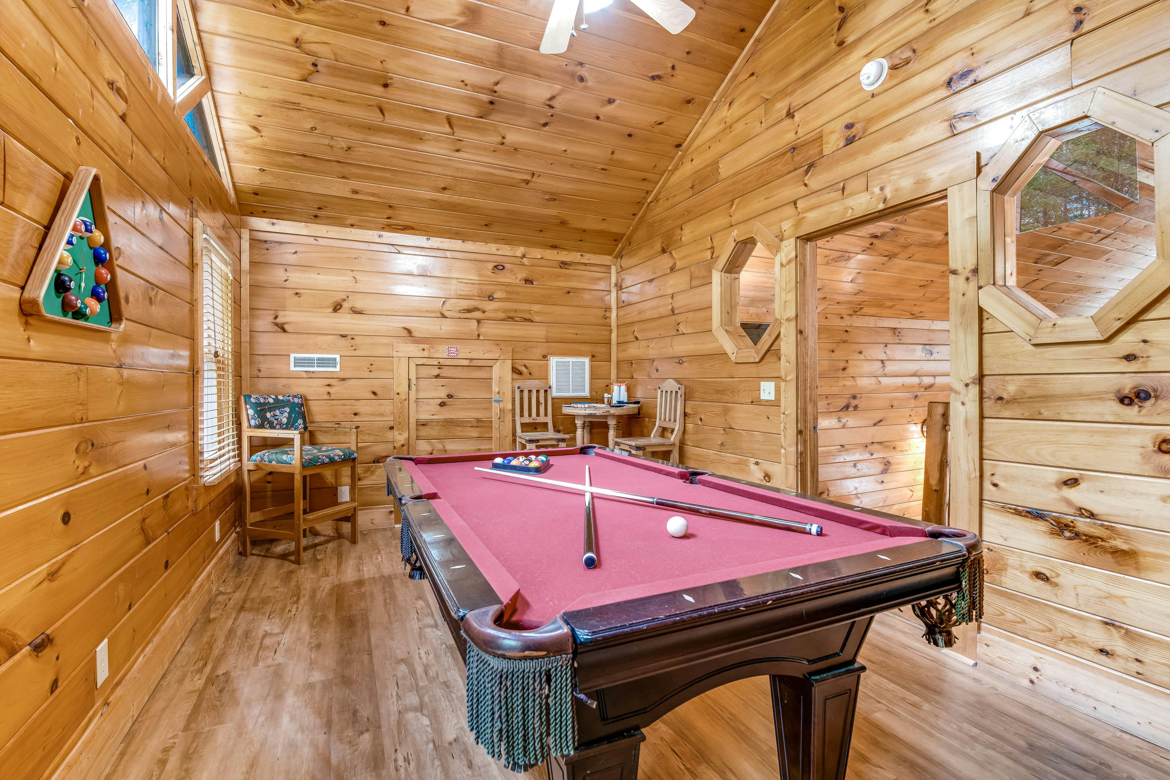 Log Cabin w/Hot Tub, Home Theater, Foosball/Pool Tables +Free Attraction Tickets