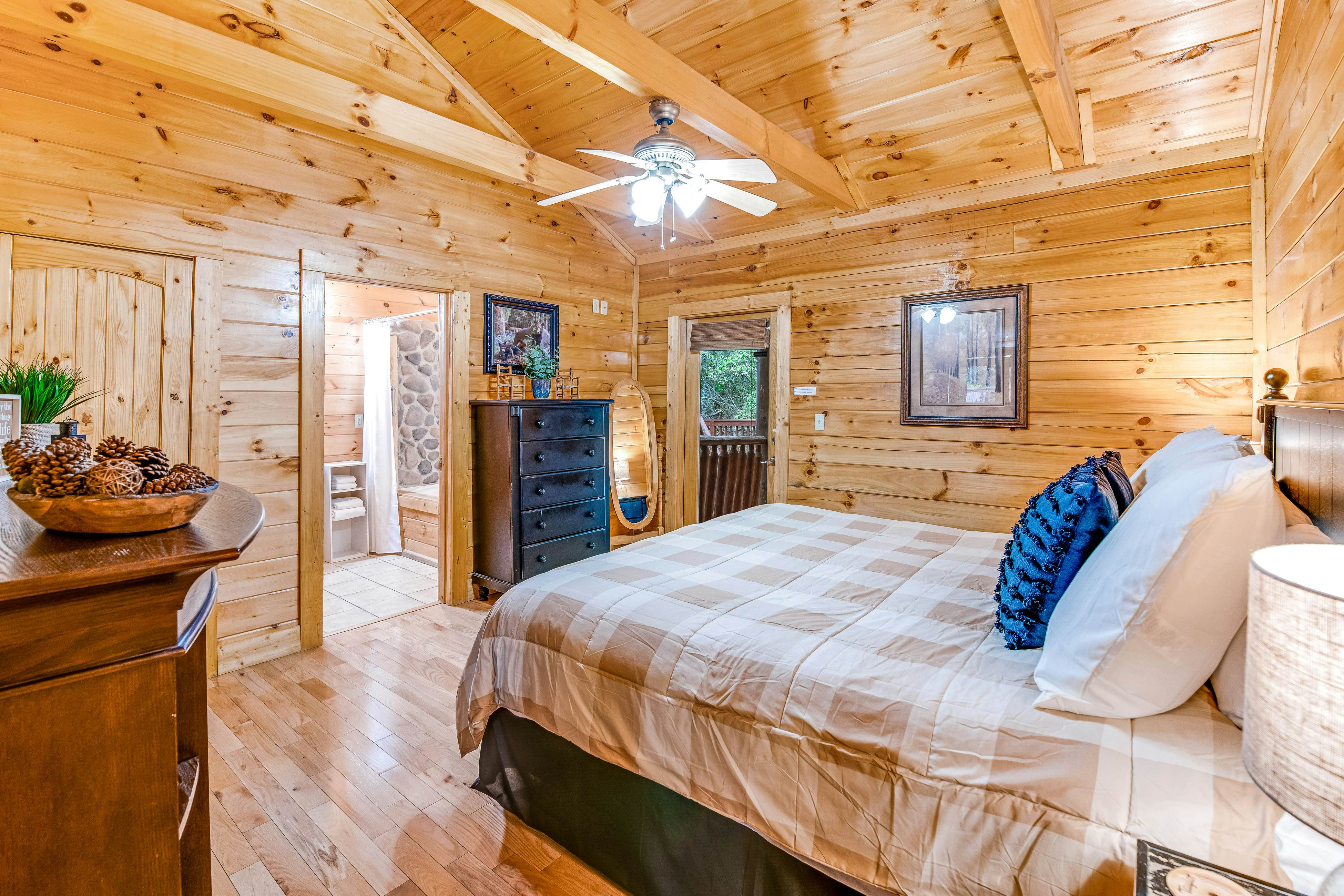 Log Cabin w/Hot Tub, Home Theater, Foosball/Pool Tables +Free Attraction Tickets