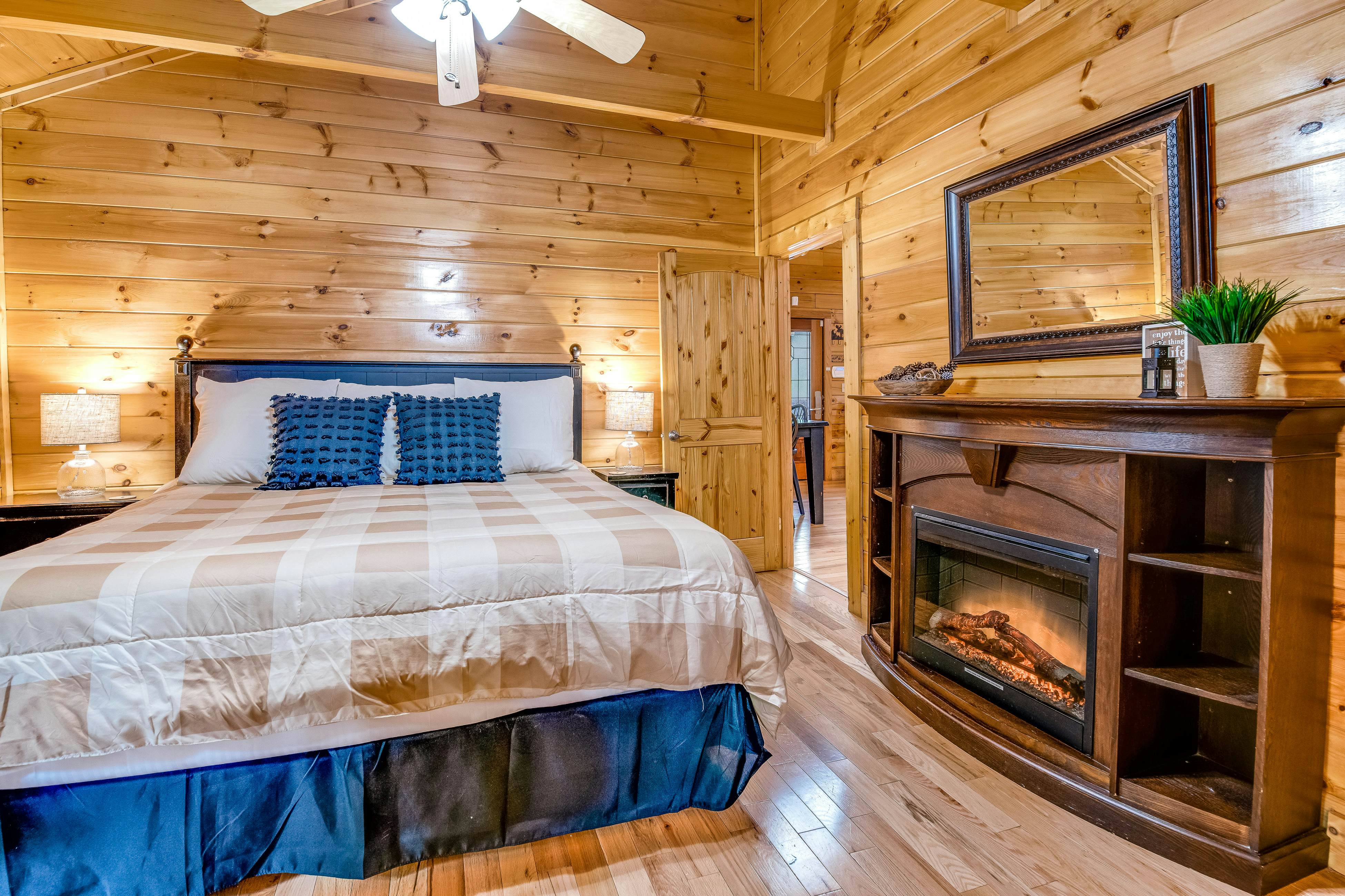 Log Cabin w/Hot Tub, Home Theater, Foosball/Pool Tables +Free Attraction Tickets