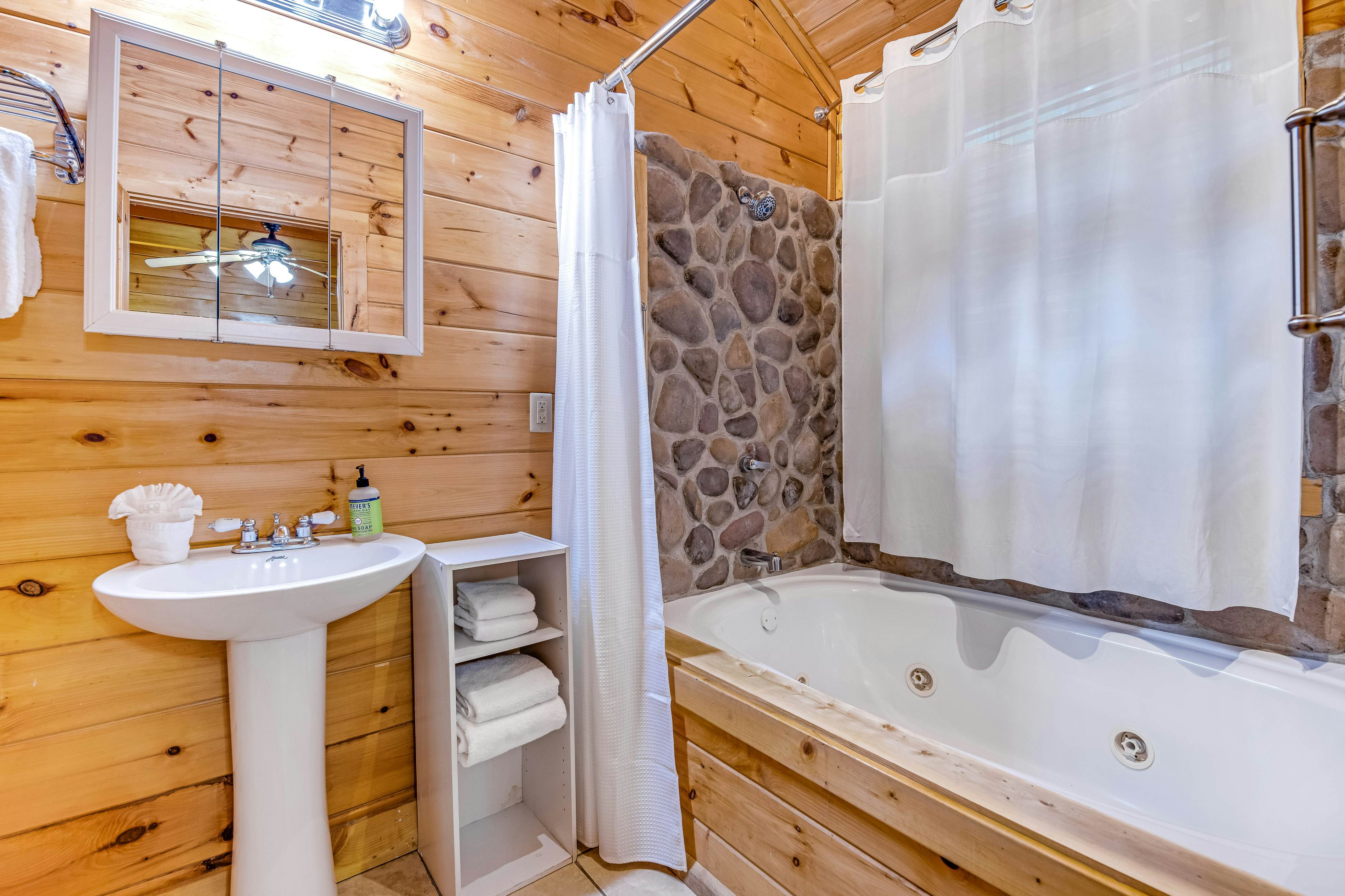 Log Cabin w/Hot Tub, Home Theater, Foosball/Pool Tables +Free Attraction Tickets