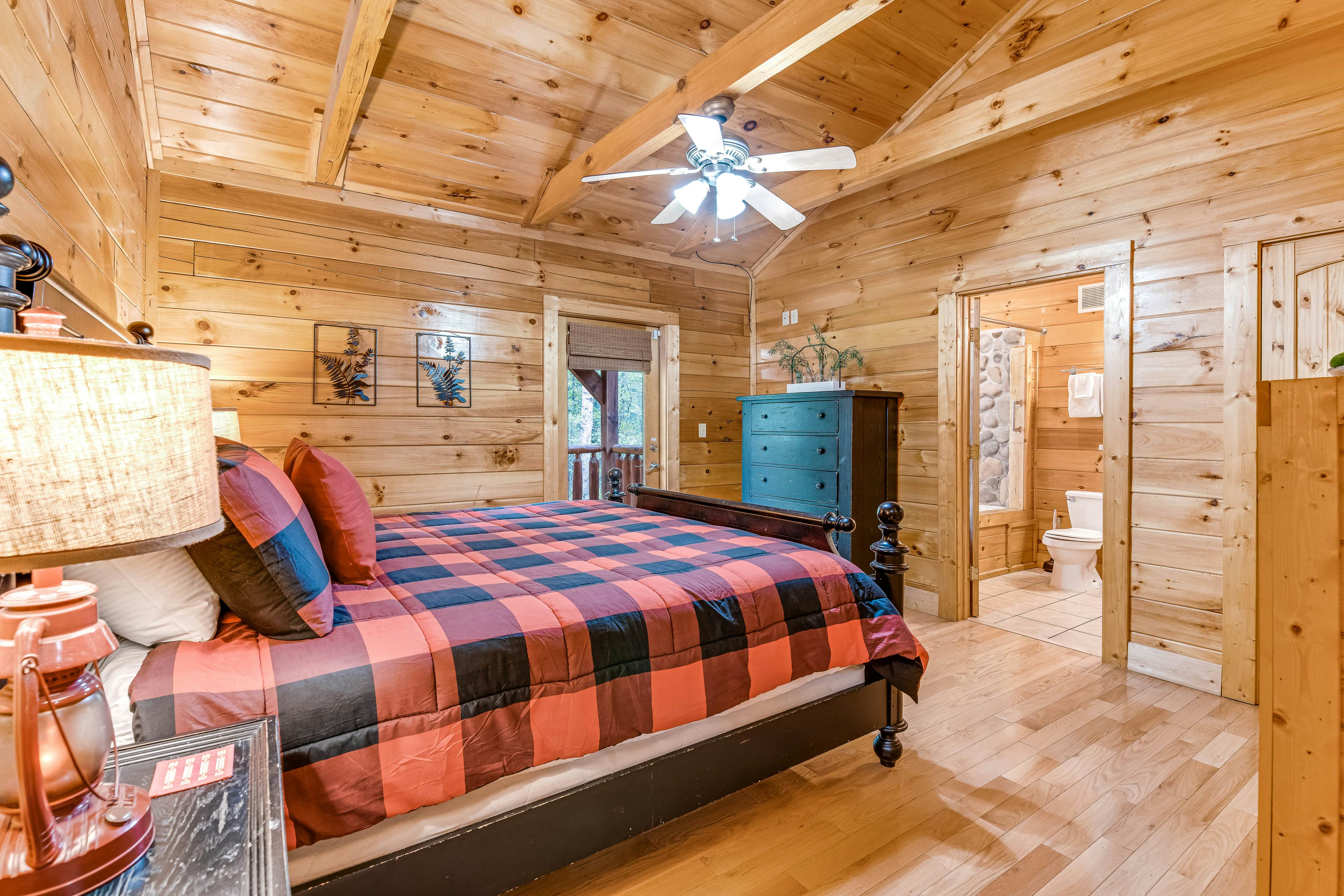 Log Cabin w/Hot Tub, Home Theater, Foosball/Pool Tables +Free Attraction Tickets