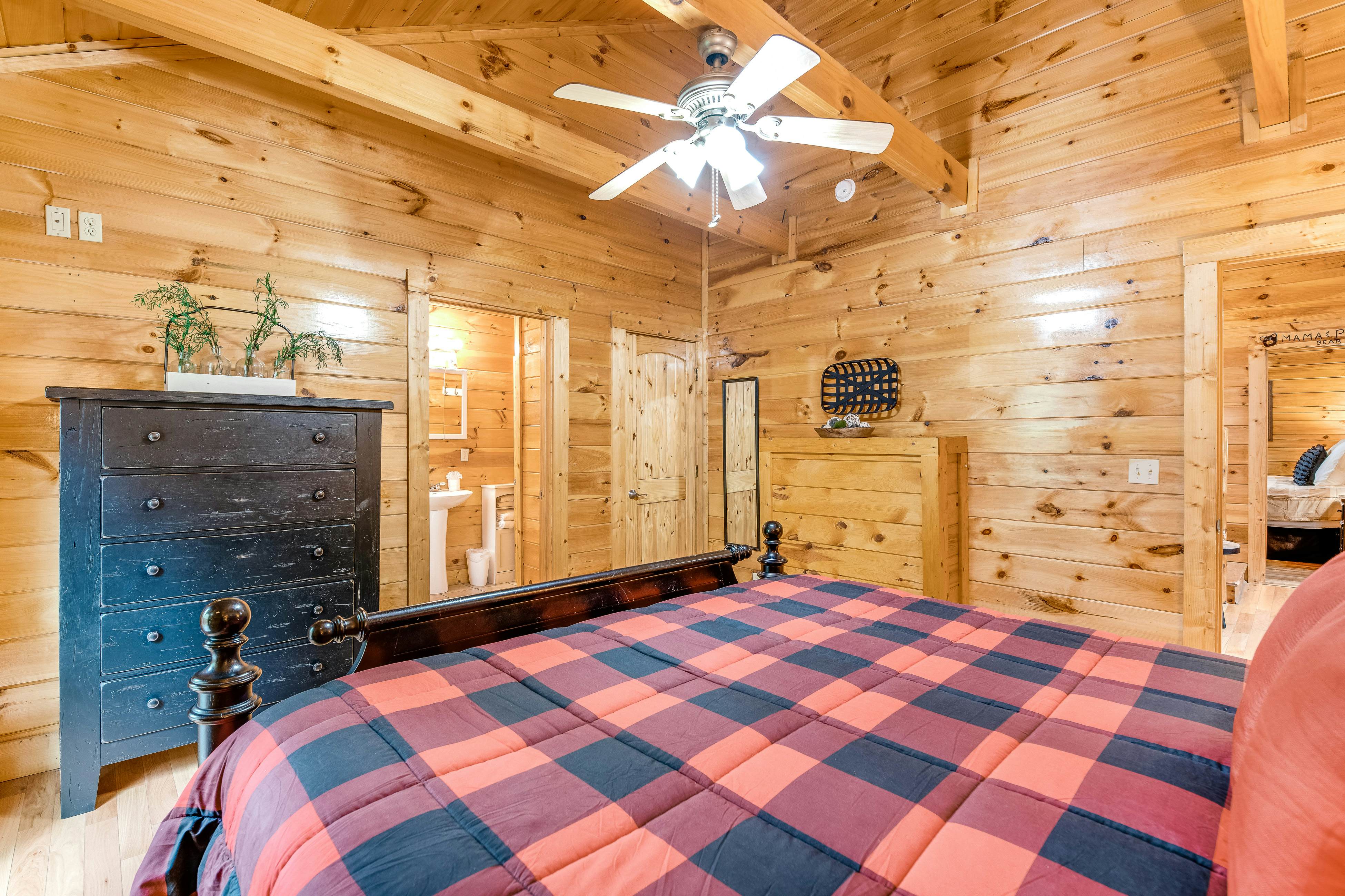 Log Cabin w/Hot Tub, Home Theater, Foosball/Pool Tables +Free Attraction Tickets