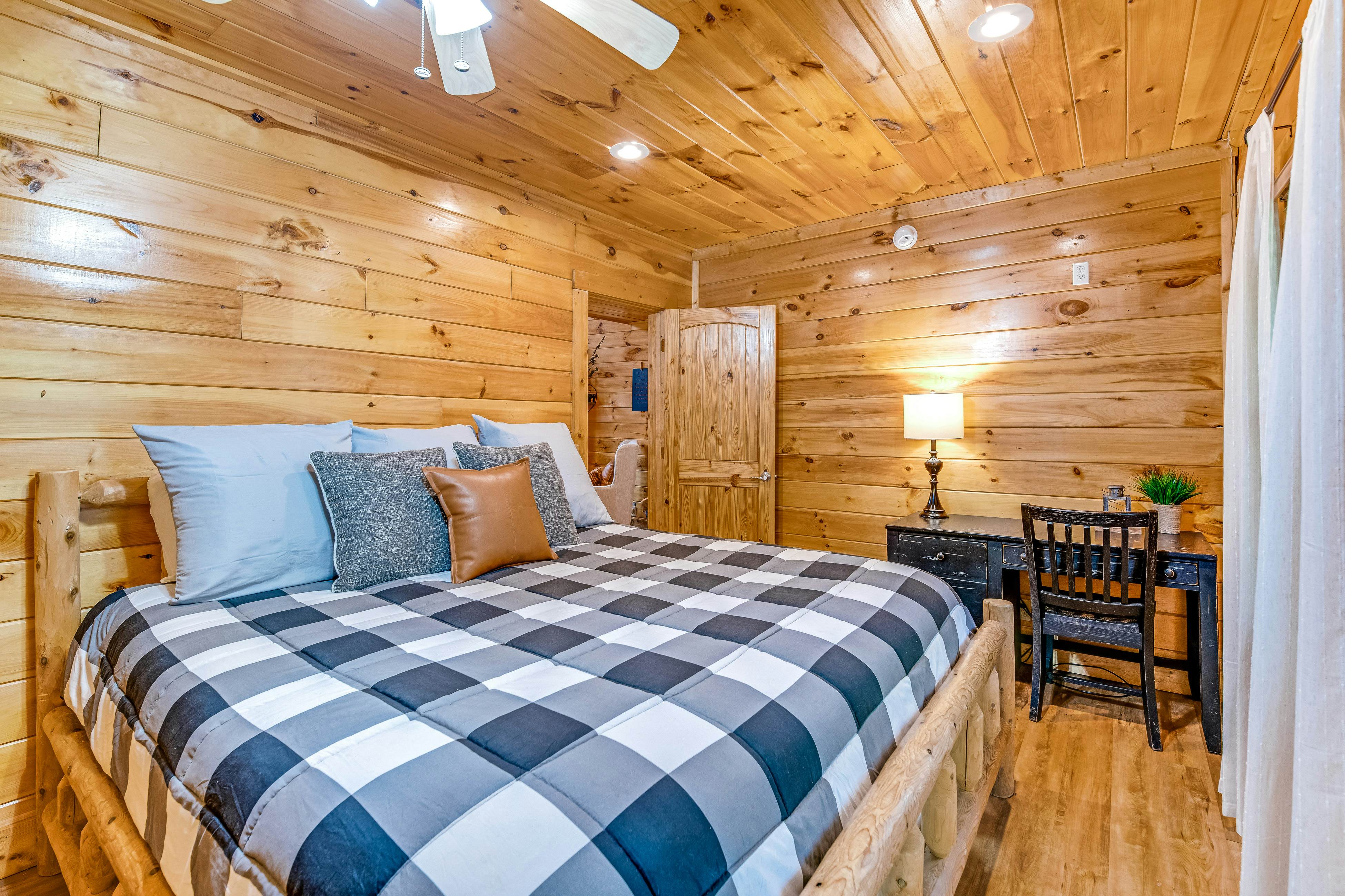 Log Cabin w/Hot Tub, Home Theater, Foosball/Pool Tables +Free Attraction Tickets