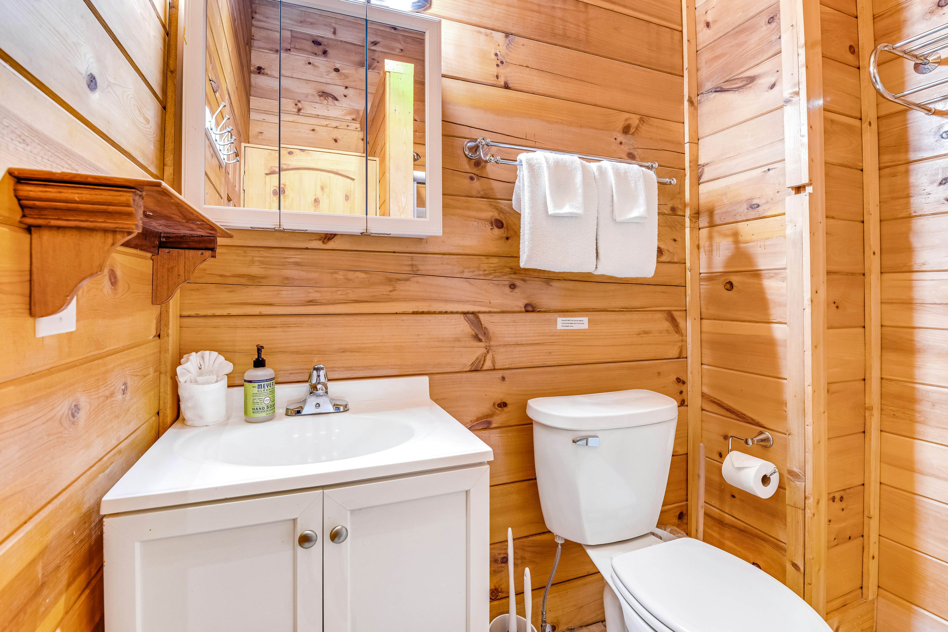 Log Cabin w/Hot Tub, Home Theater, Foosball/Pool Tables +Free Attraction Tickets