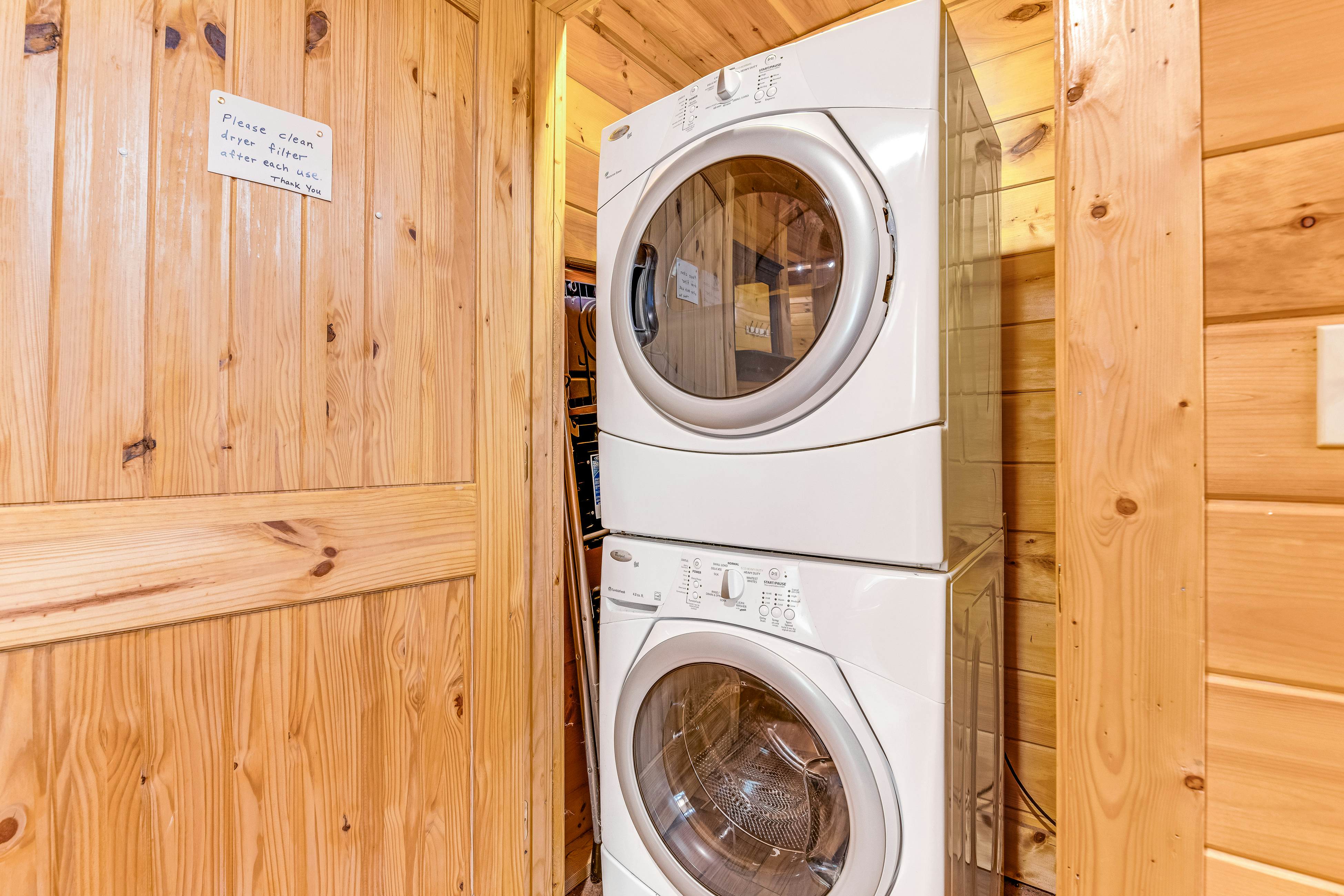 Log Cabin w/Hot Tub, Home Theater, Foosball/Pool Tables +Free Attraction Tickets