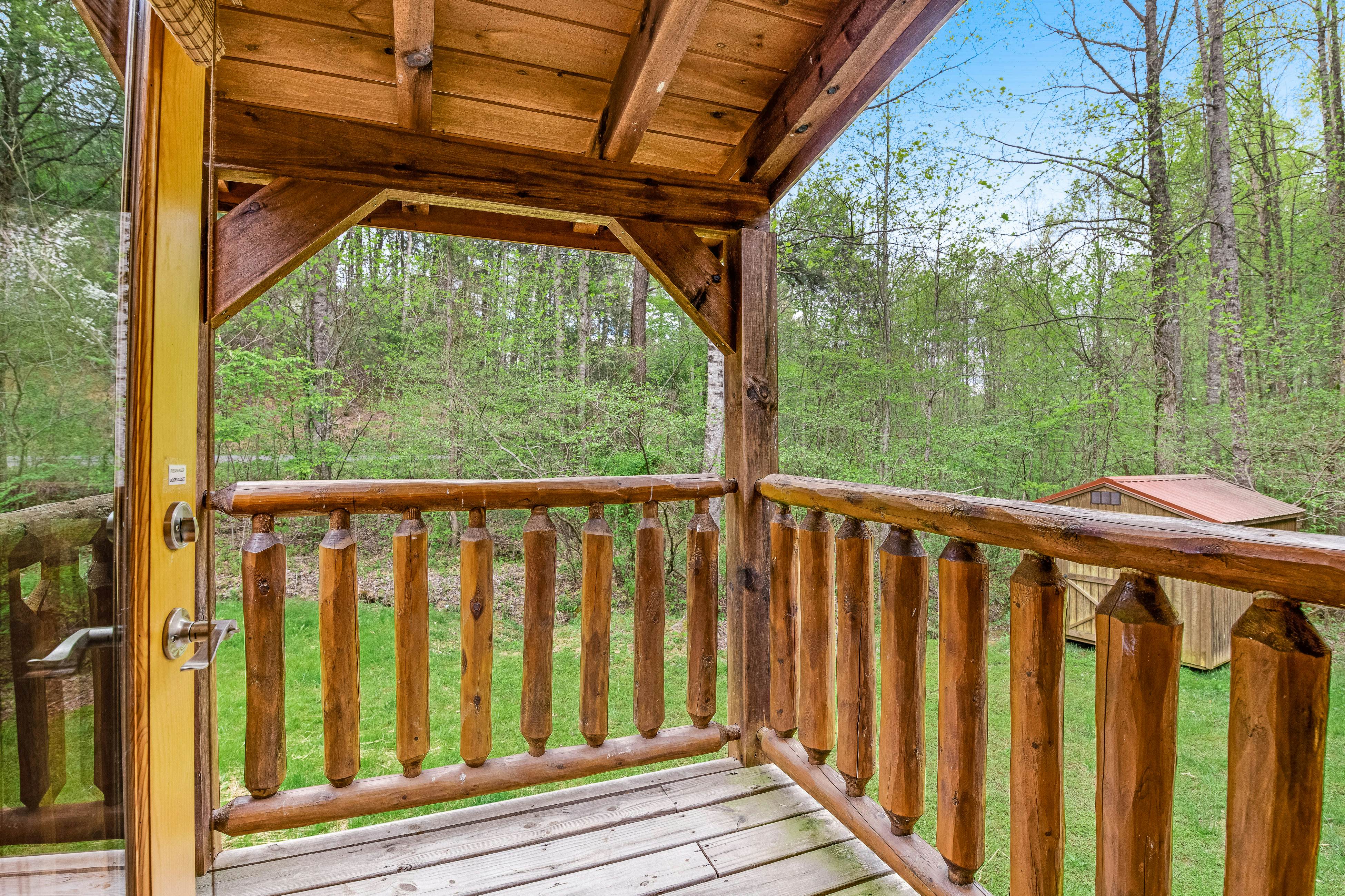 Log Cabin w/Hot Tub, Home Theater, Foosball/Pool Tables +Free Attraction Tickets