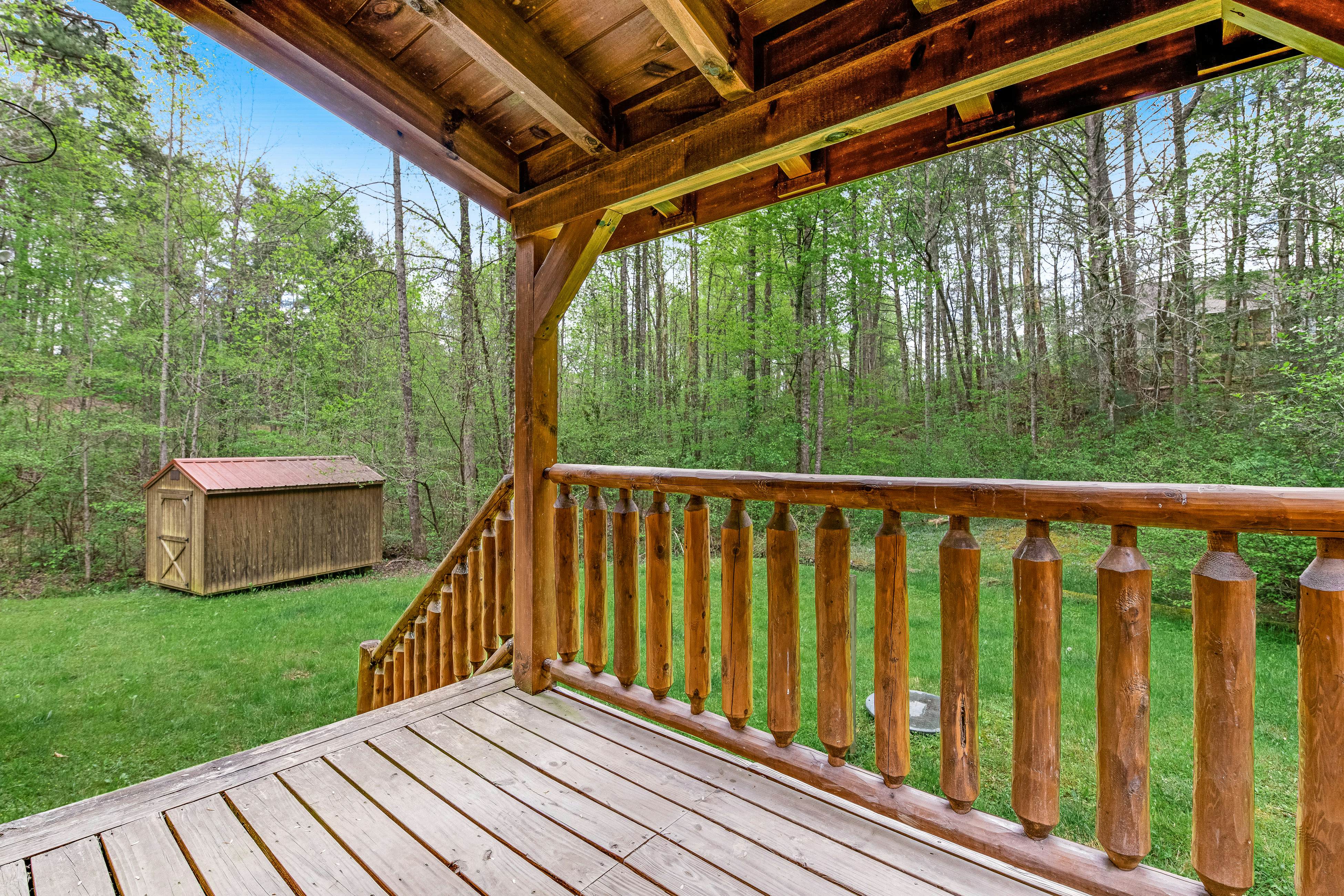 Log Cabin w/Hot Tub, Home Theater, Foosball/Pool Tables +Free Attraction Tickets