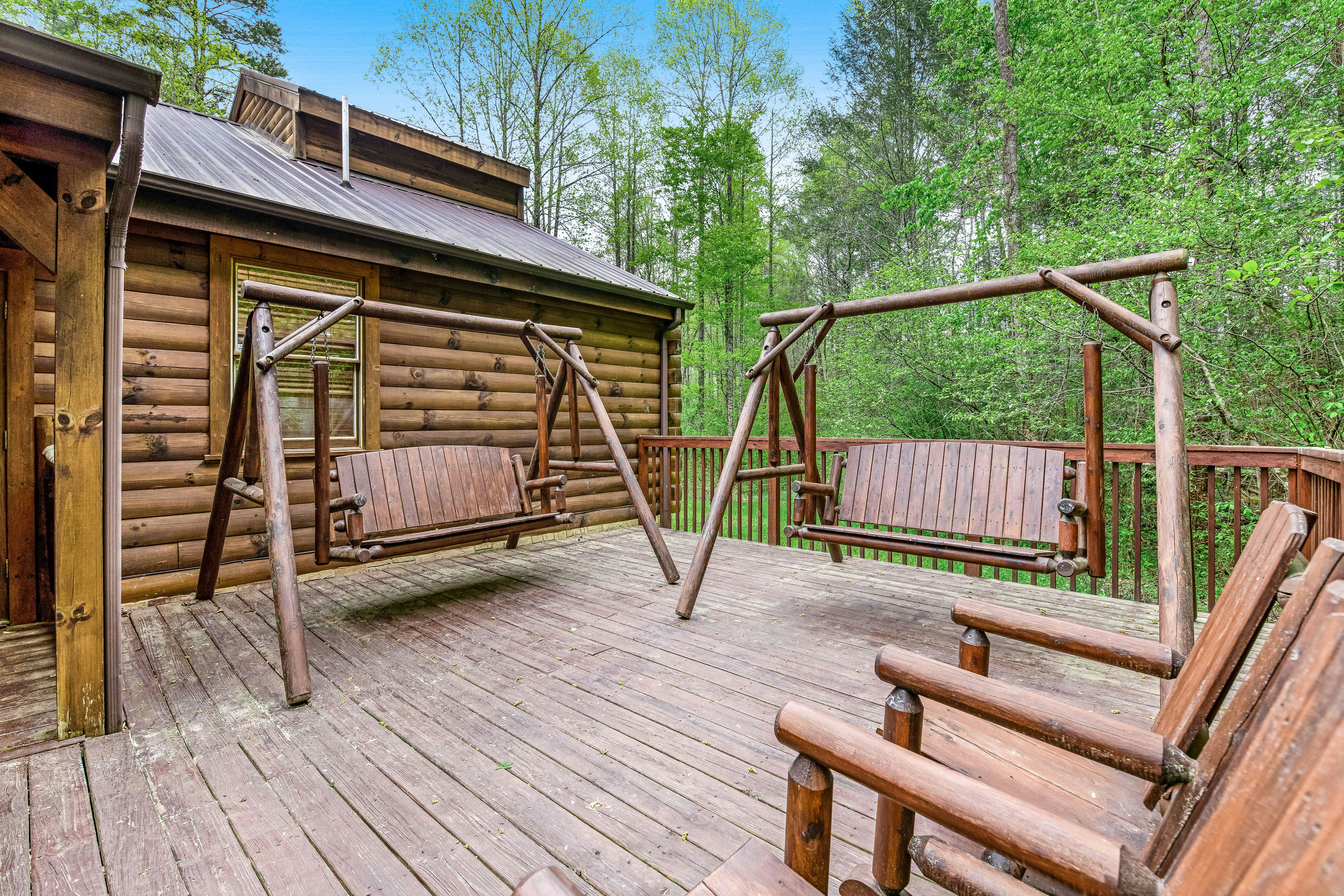 Log Cabin w/Hot Tub, Home Theater, Foosball/Pool Tables +Free Attraction Tickets
