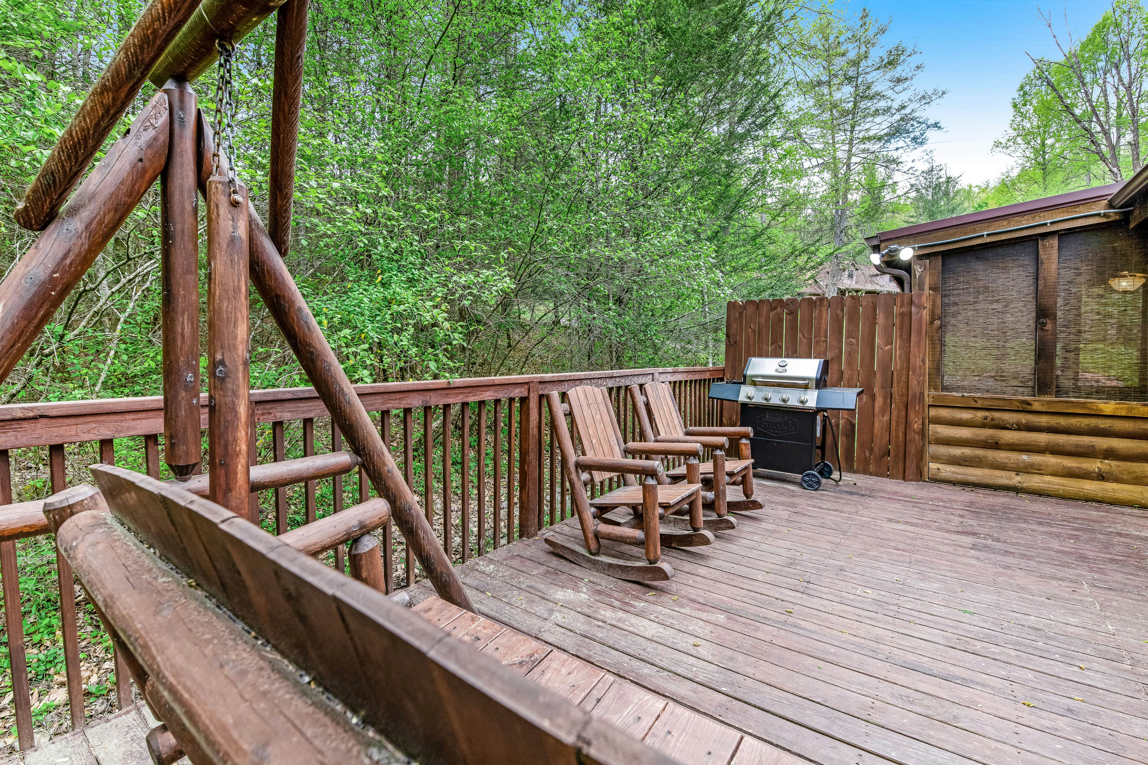 Log Cabin w/Hot Tub, Home Theater, Foosball/Pool Tables +Free Attraction Tickets