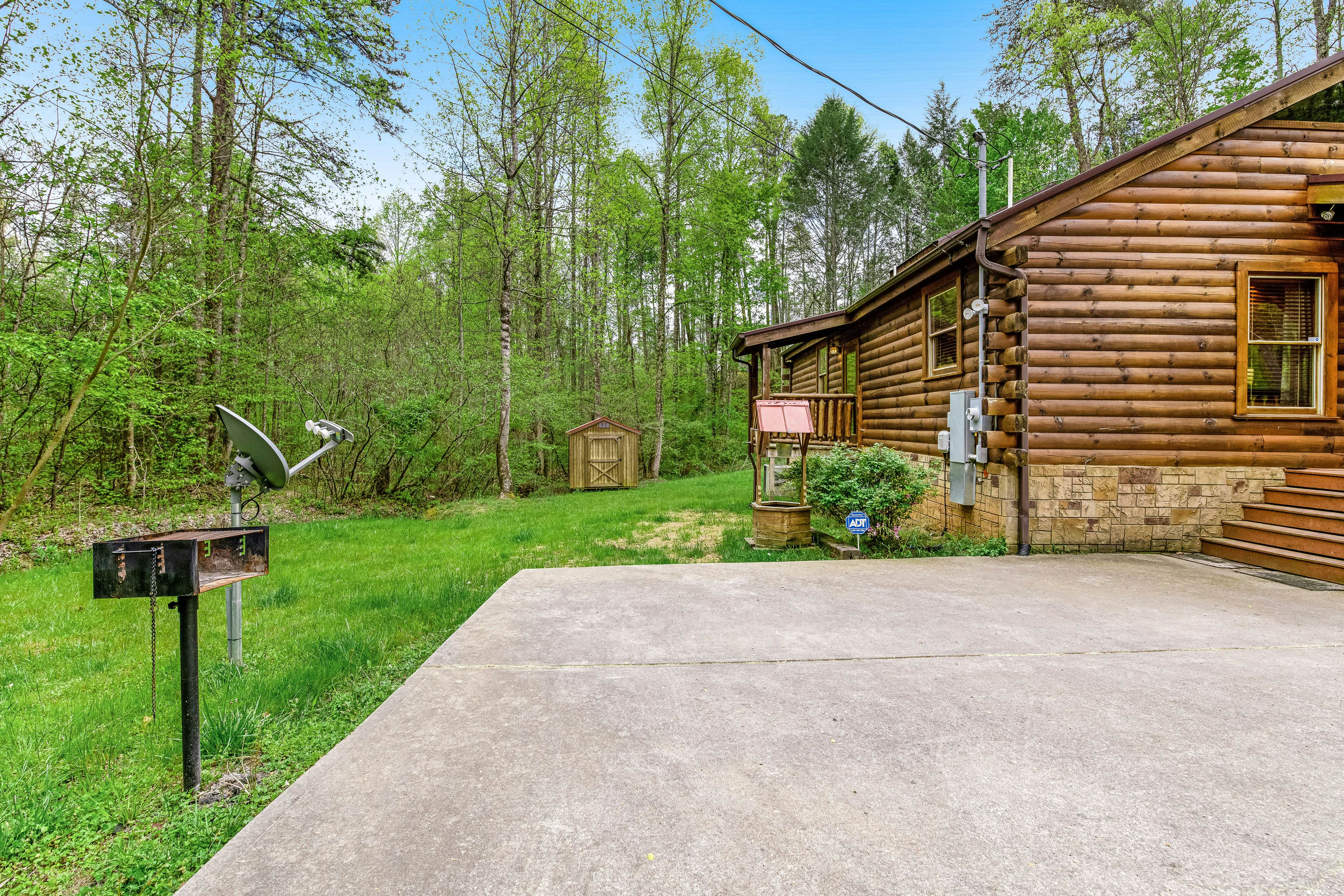 Log Cabin w/Hot Tub, Home Theater, Foosball/Pool Tables +Free Attraction Tickets