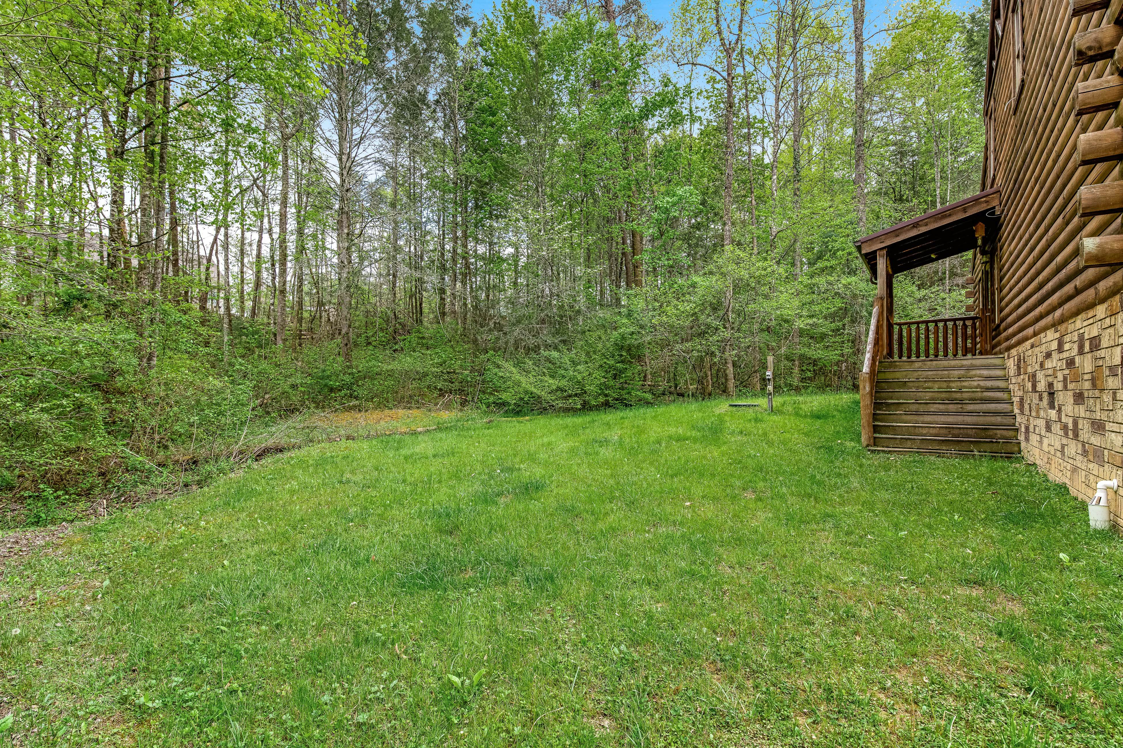 Log Cabin w/Hot Tub, Home Theater, Foosball/Pool Tables +Free Attraction Tickets