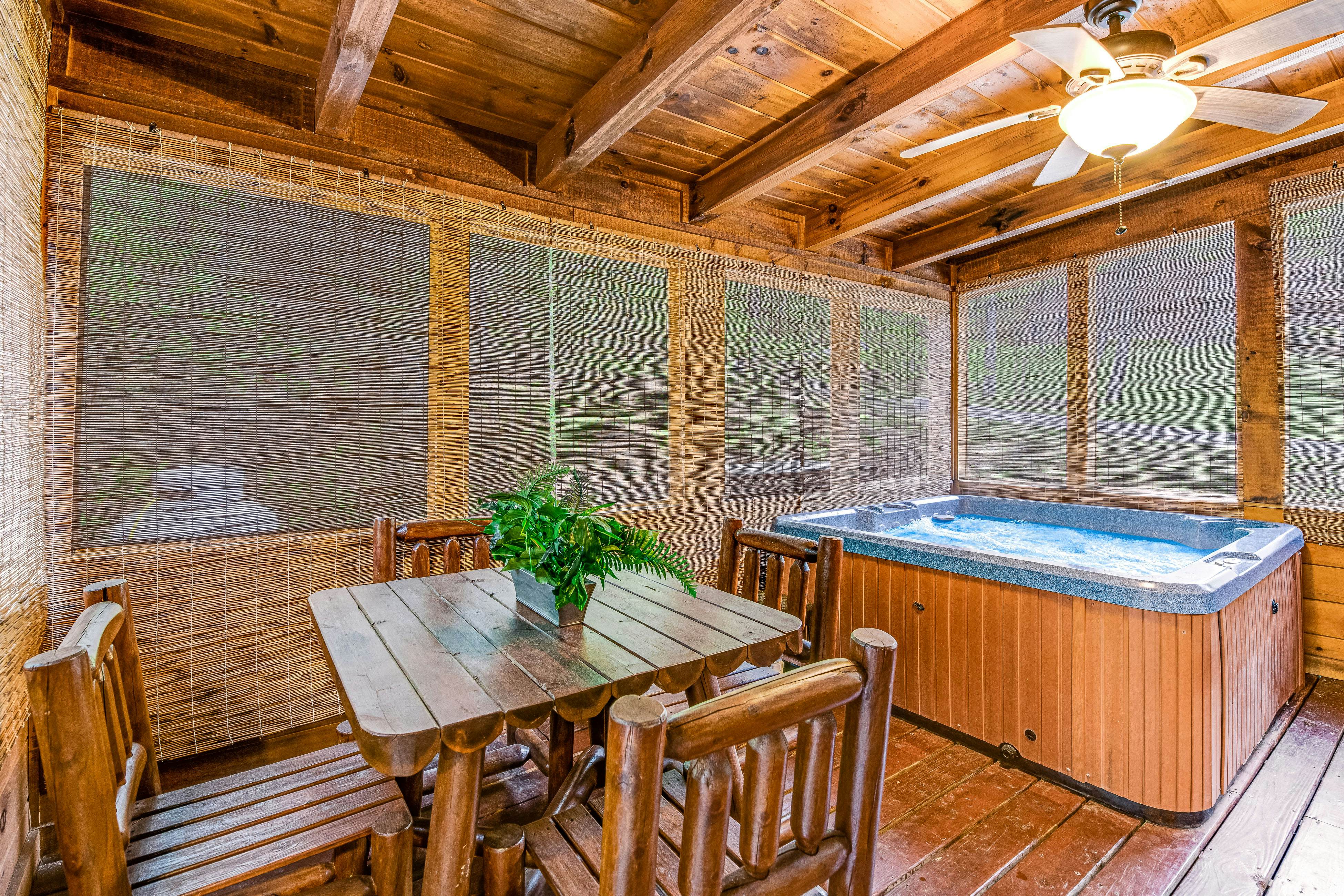 Log Cabin w/Hot Tub, Home Theater, Foosball/Pool Tables +Free Attraction Tickets