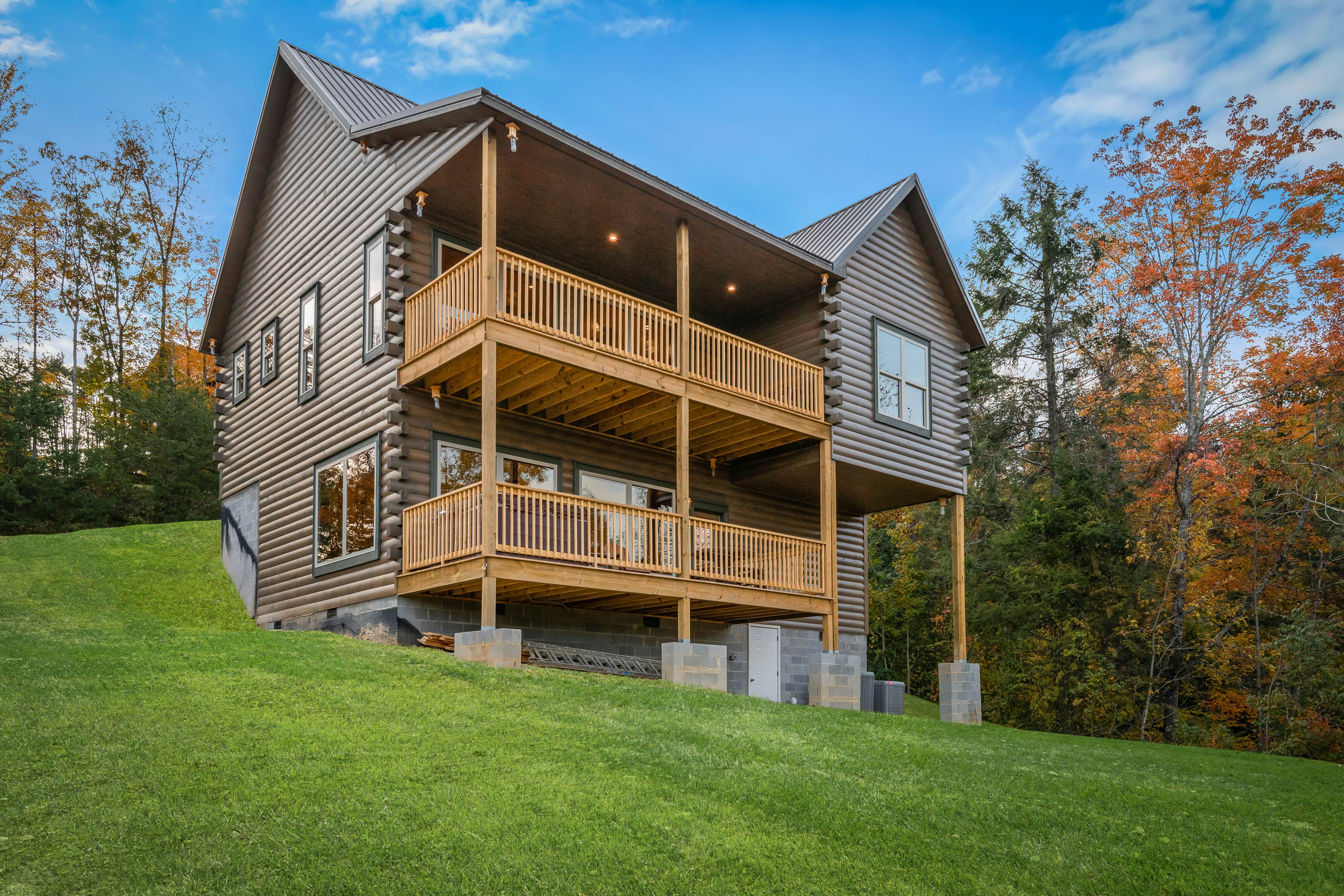 Luxe Mountain-View Cabin w/Hot Tub, Game Room & Theater +Free Attraction Tickets