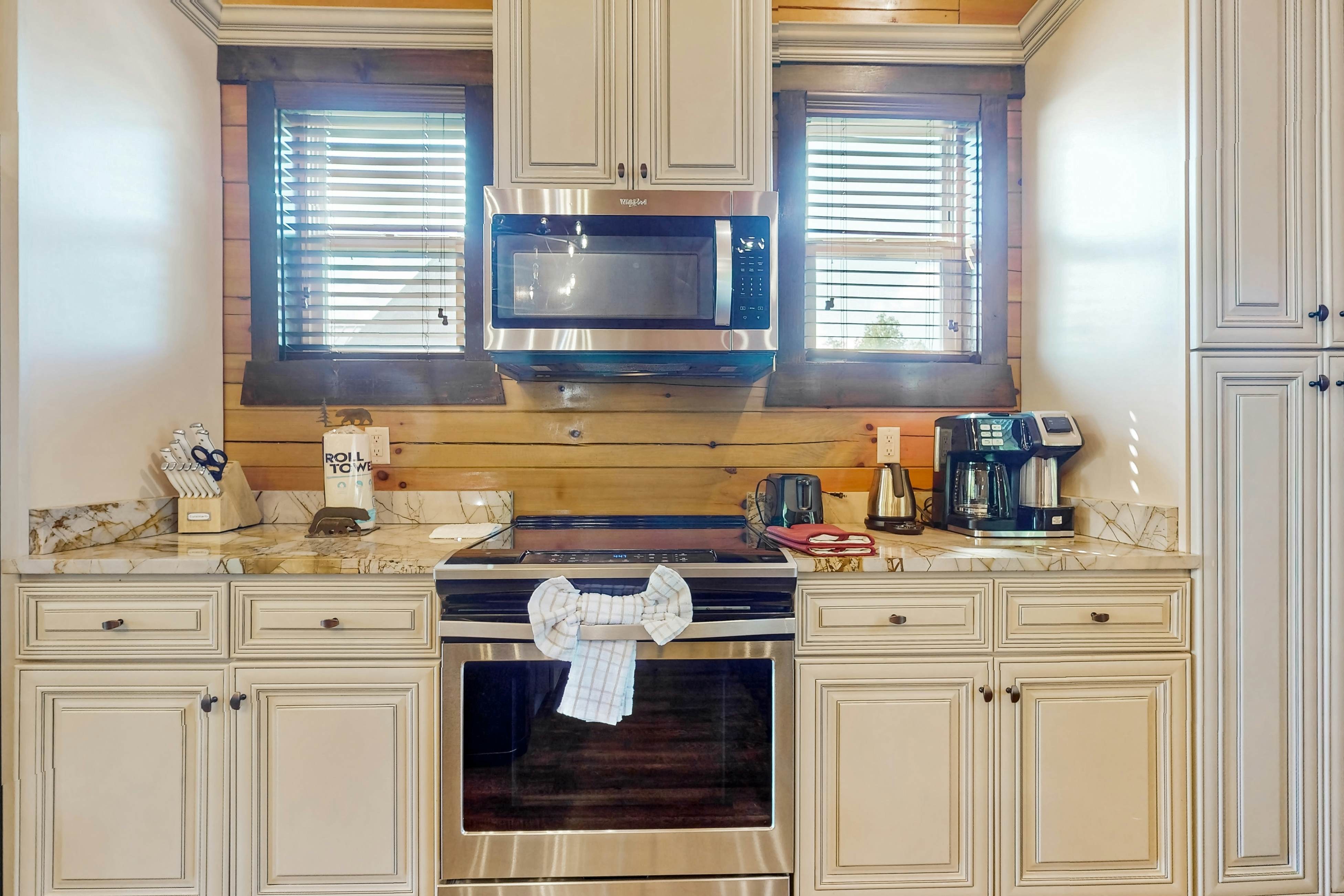 Luxe Mountain-View Cabin w/Hot Tub, Game Room & Theater +Free Attraction Tickets