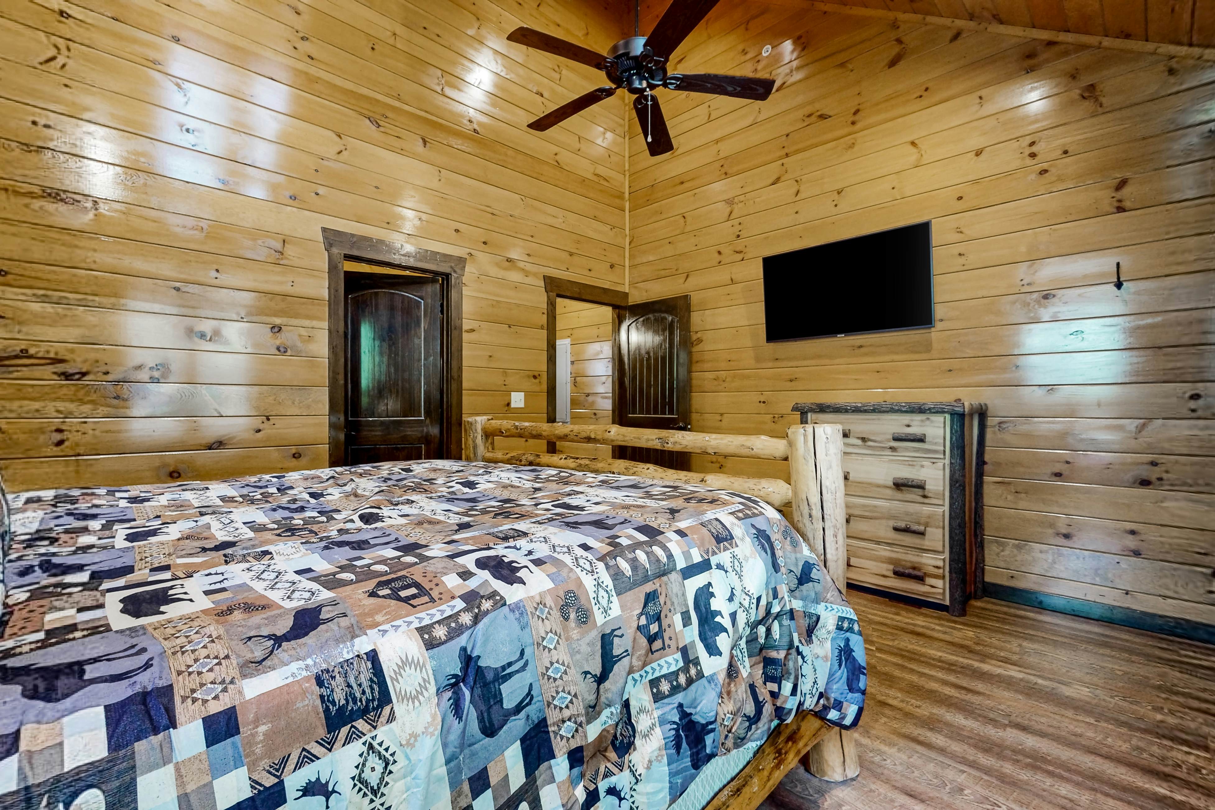 Luxe Mountain-View Cabin w/Hot Tub, Game Room & Theater +Free Attraction Tickets
