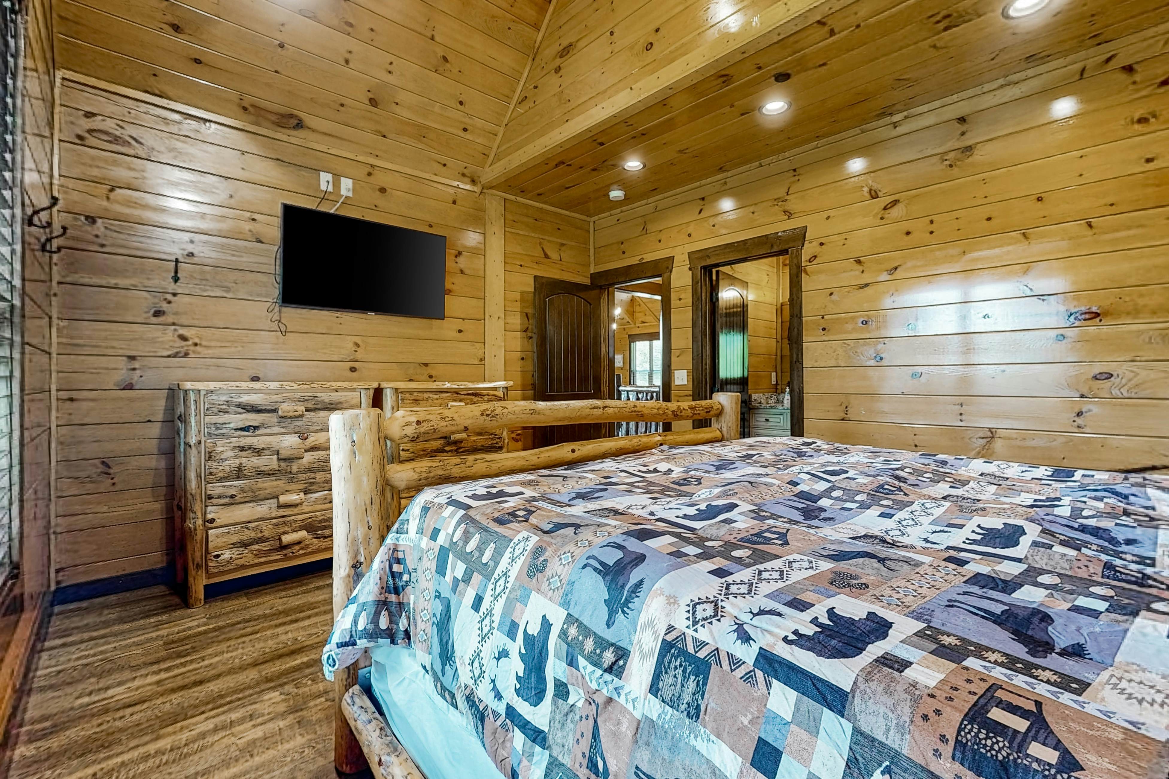 Luxe Mountain-View Cabin w/Hot Tub, Game Room & Theater +Free Attraction Tickets