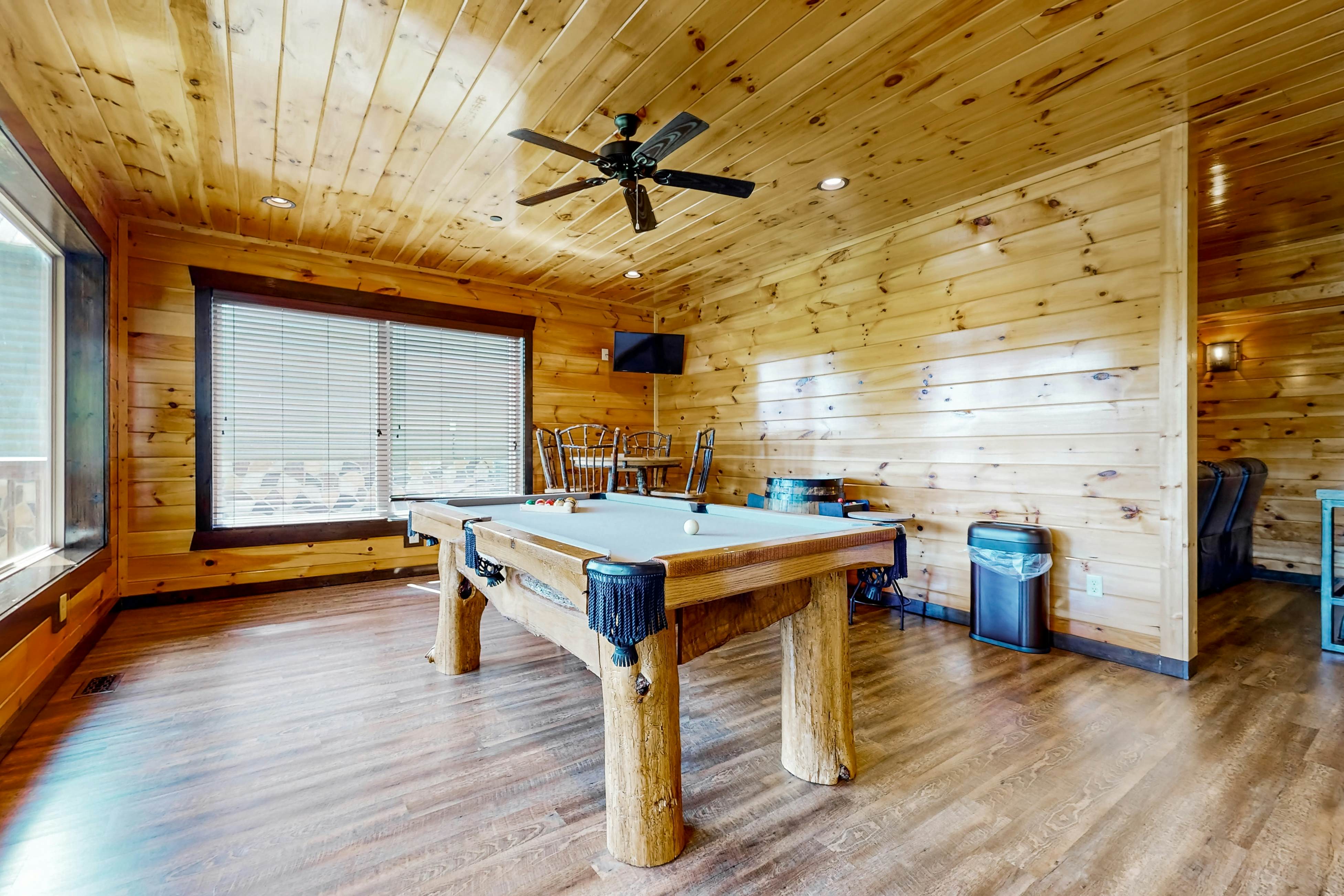 Luxe Mountain-View Cabin w/Hot Tub, Game Room & Theater +Free Attraction Tickets