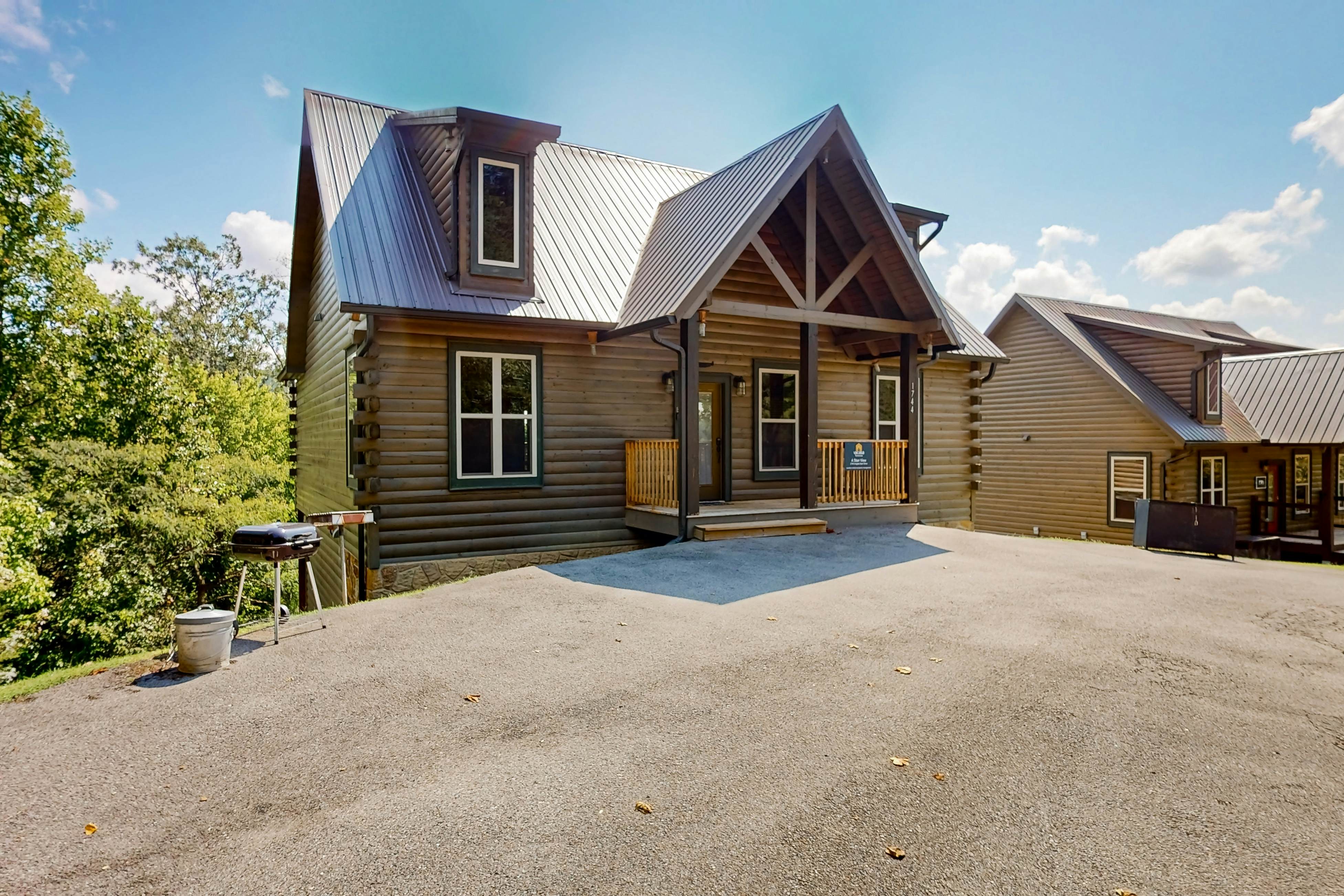 Luxe Mountain-View Cabin w/Hot Tub, Game Room & Theater +Free Attraction Tickets