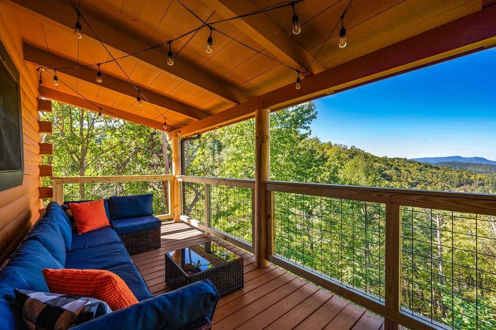 Log cabin w/ hot tub, arcade game, & stunning views + Free Attraction Tickets