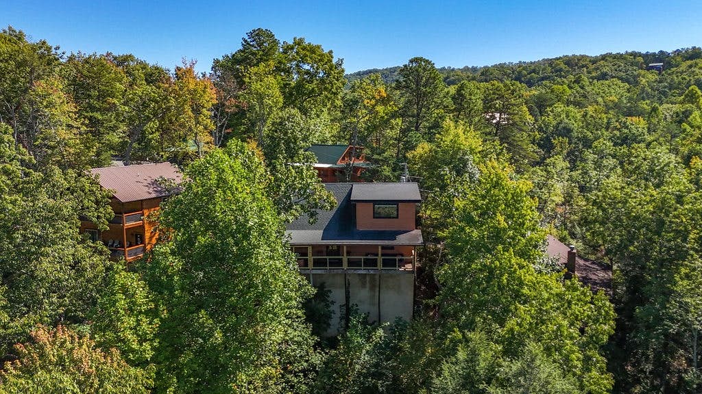 Log cabin w/ hot tub, arcade game, & stunning views + Free Attraction Tickets