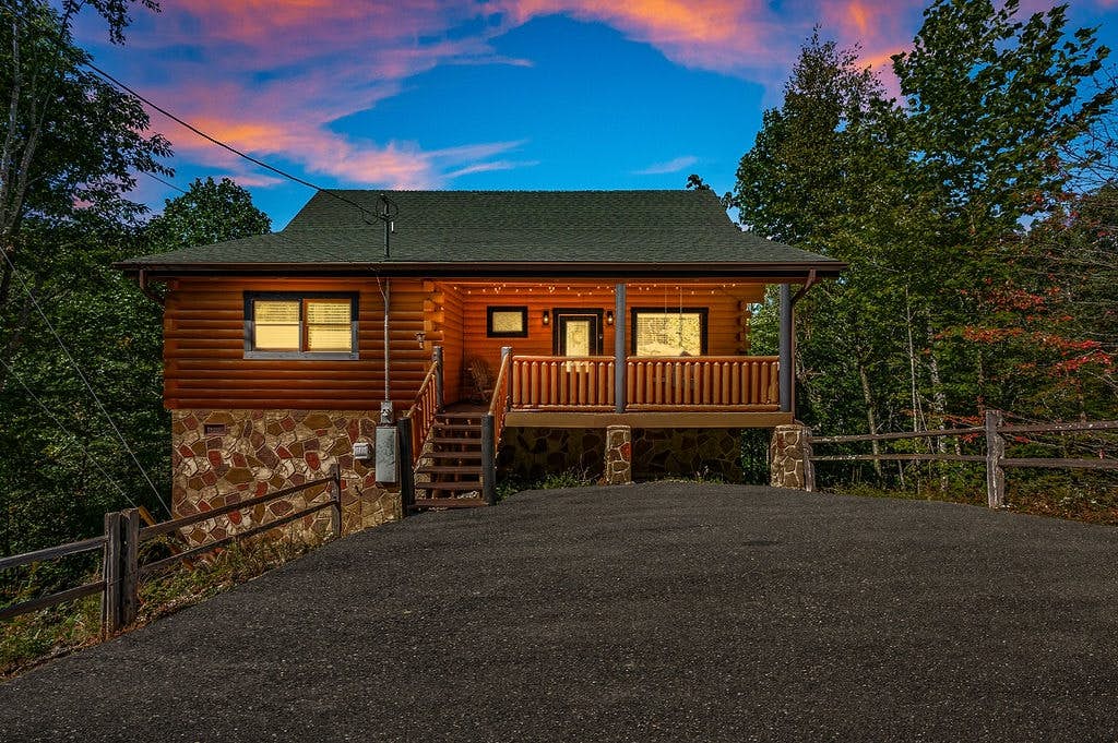 Log cabin w/ hot tub, arcade game, & stunning views + Free Attraction Tickets