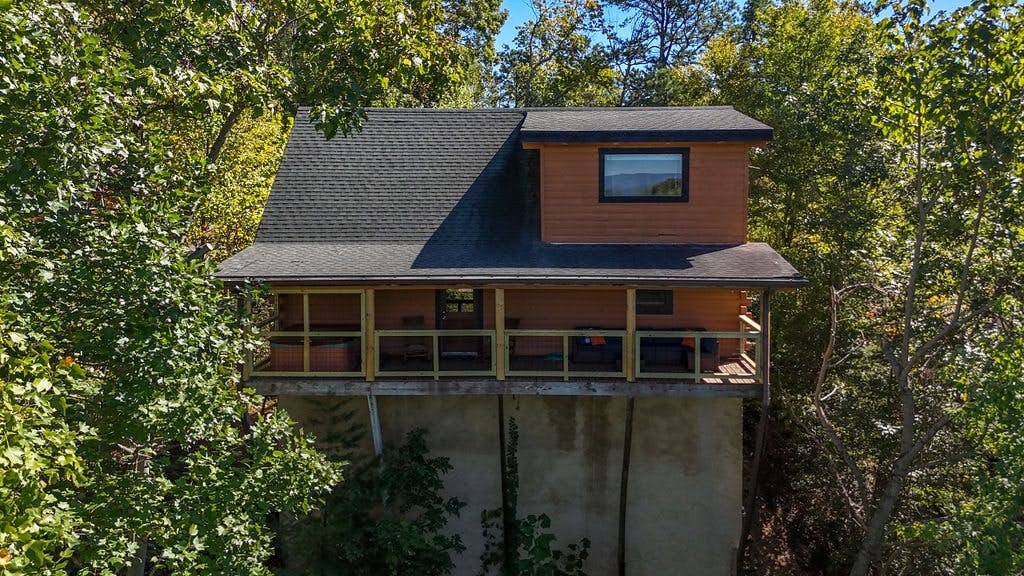 Log cabin w/ hot tub, arcade game, & stunning views + Free Attraction Tickets