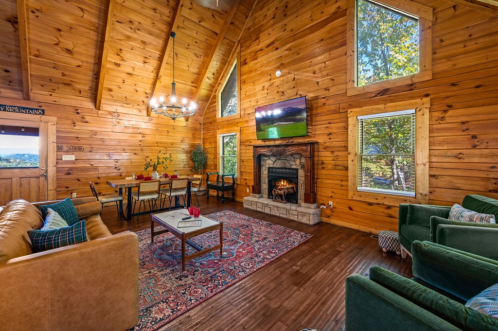 Charming Log Cabin, Sleeps 8・Hot Tub・Arcade・Views