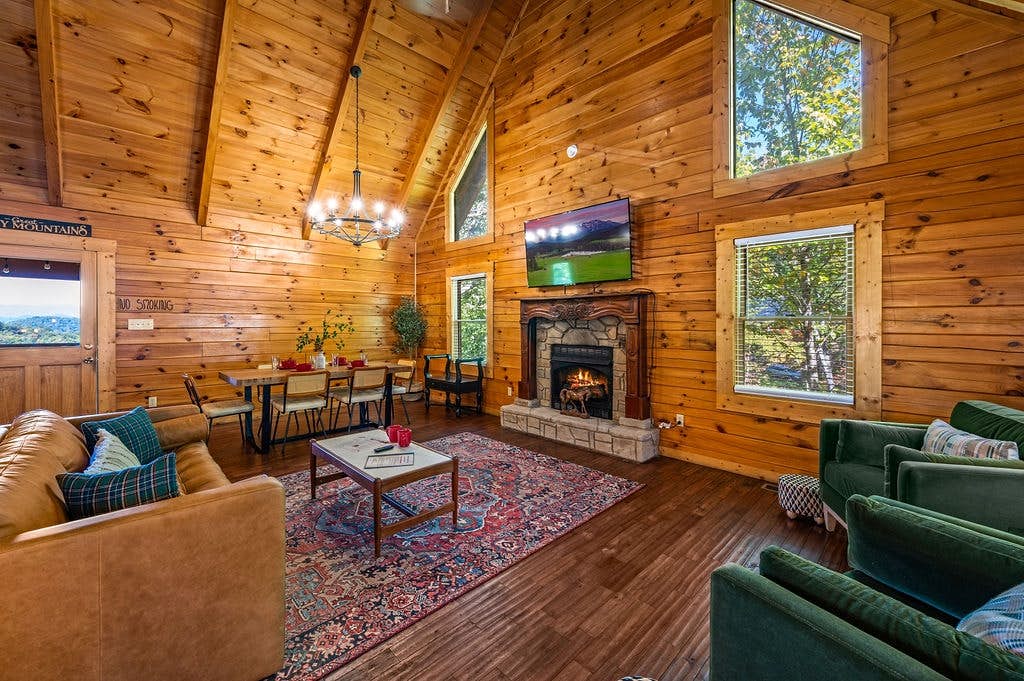 Log cabin w/ hot tub, arcade game, & stunning views + Free Attraction Tickets