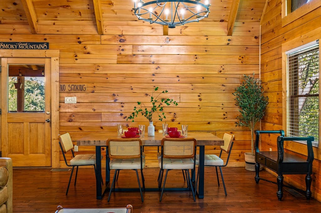 Log cabin w/ hot tub, arcade game, & stunning views + Free Attraction Tickets