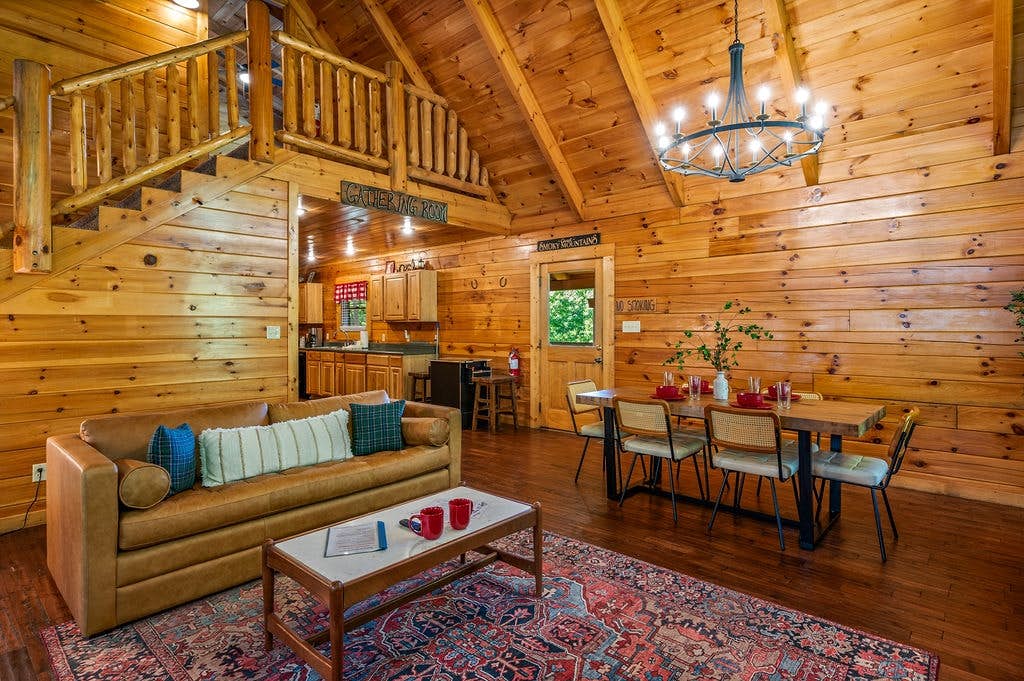 Log cabin w/ hot tub, arcade game, & stunning views + Free Attraction Tickets