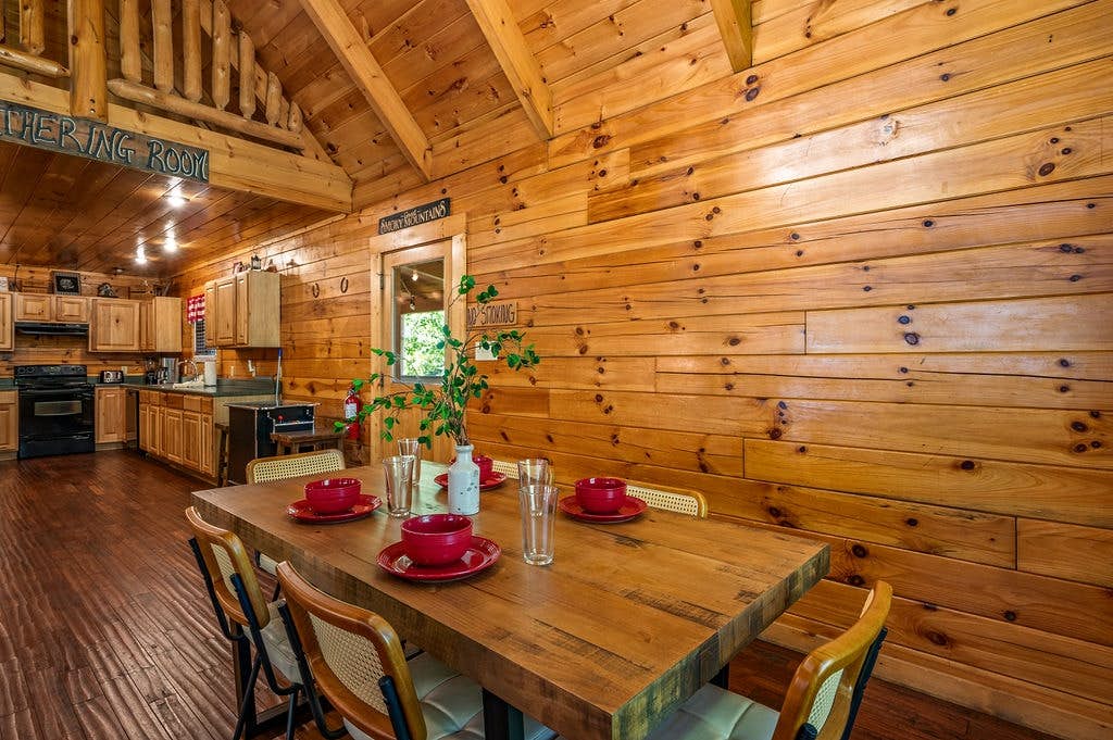 Log cabin w/ hot tub, arcade game, & stunning views + Free Attraction Tickets