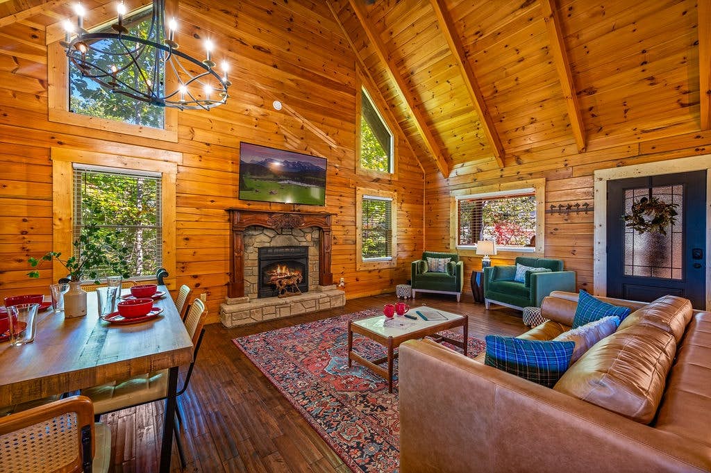 Log cabin w/ hot tub, arcade game, & stunning views + Free Attraction Tickets